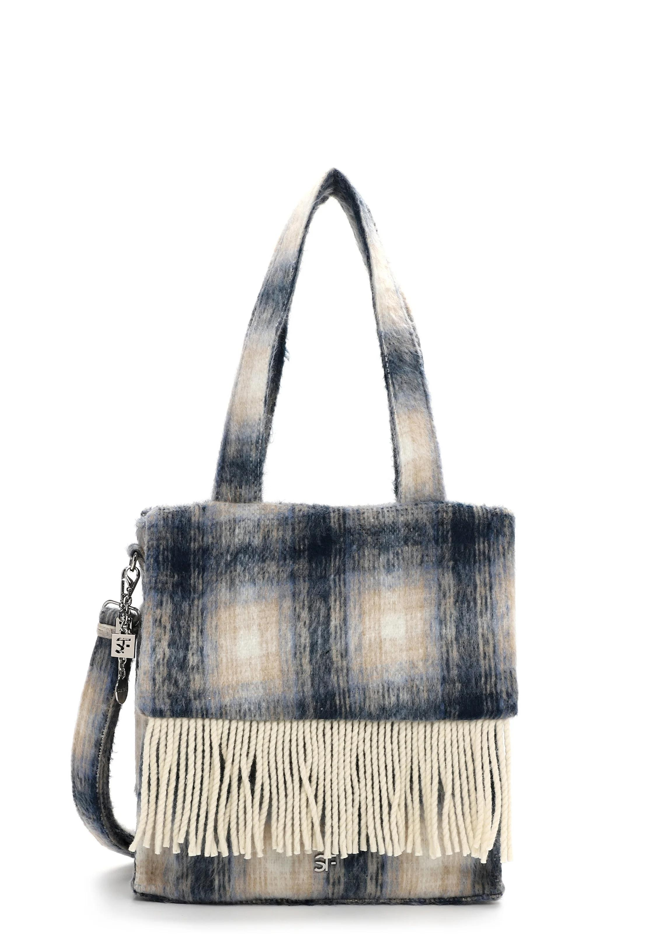 Tote Bag SFY Philly Medium: Fijne Synthetische Shopper met Rits en Ruitmotief

De SFY Philly Medium Tote Bag is een must-have voor elke vrouw die op zoek is naar een tas die stijl en functionaliteit combineert. Gemaakt van fijn synthetisch materiaal, heeft deze tas de uitstraling van wol, maar biedt tegelijkertijd het gemak van lichtgewicht en duurzaam materiaal. Of je nu naar je werk gaat, een dagje uit bent, of een studie- of winkelavontuur aangaat, de SFY Philly Shopper is de ideale metgezel voor elke gelegenheid. Het rits-sluitsysteem zorgt ervoor dat je spullen altijd veilig en goed beschermd zijn.

Stijlvol en Praktisch Design

Deze SFY Philly Medium Tote heeft een hoofdvak met rits dat voldoende ruimte biedt voor je dagelijkse essentials. Het voorvak met rits zorgt voor extra opbergruimte voor items die je snel bij de hand wilt hebben, zoals je mobiel, sleutels of make-up. De binnenzak met rits en binnenvak bieden een extra laag van organisatie, zodat je altijd alles snel kunt vinden. Het zachte, fijne synthetische materiaal maakt de tas aangenaam om te dragen, terwijl het ruitmotief en de single lettering een elegante uitstraling geven.

Een Tas voor Elke Gelegenheid

De SFY Philly Medium shopper is perfect voor een drukke werkdag, een lunchafspraak, of vrije tijd. Het klassieke ruitmotief geeft de tas een tijdloze uitstraling die zowel bij een zakelijke als een casual look past. De twee handgrepen en de mogelijkheid om de tas over de schouder te dragen, maken het eenvoudig om de tas op verschillende manieren te dragen, afhankelijk van je voorkeur en situatie. Dankzij de ruime afmetingen is deze tas ideaal wanneer je net iets meer ruimte nodig hebt om al je essentials mee te nemen.

Kenmerken van de SFY Philly Medium Tote Bag:

Materiaal: Fijn synthetisch, zonder bestanddelen van dierlijke oorsprong

Indeling: Hoofdvak met rits, voorvak met rits, binnentas met rits en binnenvak

Sluiting: Rits

Draagwijze: Over de schouder, met twee handgrepen

Afmetingen: Lengte 12 cm, Breedte 35 cm, Hoogte 38 cm

Waarom Kiezen voor de SFY Philly Medium Tote Bag?

Lichtgewicht en duurzaam: Gemaakt van fijn synthetisch materiaal dat zowel praktisch als stijlvol is.

Ruim en georganiseerd: Voldoende ruimte voor al je essentials, met extra vakken voor betere organisatie.

Tijdloos design: Het ruitmotief en de single lettering zorgen voor een klassieke, maar moderne uitstraling.

Veelzijdig: Perfect voor zowel werk, studie als vrije tijd. Deze tas is net zo veranderlijk als jouw dagelijkse routine.

Voeg de SFY Philly Medium Tote Bag toe aan je collectie en maak je dagelijkse look compleet met dit praktische en stijlvolle accessoire. Bestel nu en ervaar hoe deze tas je stijl naar nieuwe hoogten tilt!