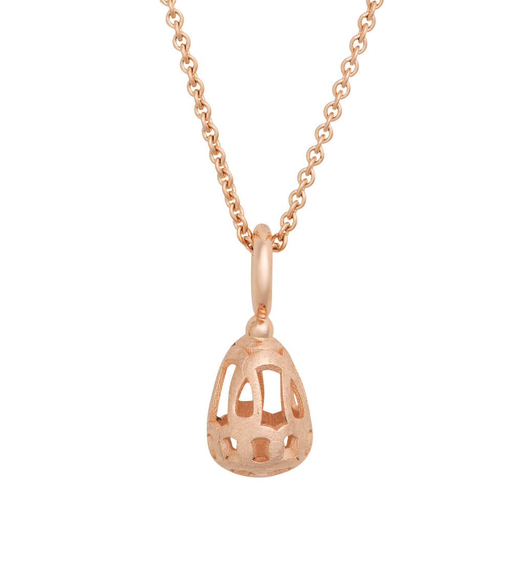 Deze verfijnde Toujours Ajour hanger is vervaardigd uit 18 karaat roségoud en heeft een matte afwerking die het opengewerkte Toujours Ajour-patroon subtiel accentueert. Het ontwerp biedt een speels spel van licht en schaduw, waardoor het een tijdloos en elegant sieraad is. Het product heeft het referentienummer 8HR3409M.
