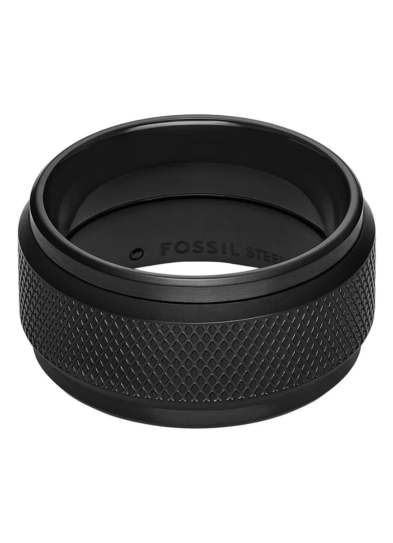 Deze spinner ring uit onze Knox collectie is voorzien van onze diamant geëtste kenmerkende gekartelde textuur in het midden, een ontwerpdetail dat ronddraait voor extra intrige. Het klassieke, zwartkleurige roestvrijstalen profiel geeft elke look een moderne esthetiek.