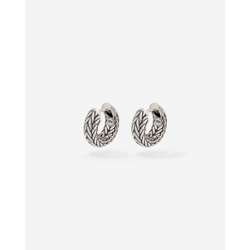 De Ellen small oorbellen zijn geïnspireerd op onze geliefde Ellen schakel. De iconische Ellen vlechttechniek straalt kracht en elegantie uit. Met passie en precisie vervaardigen onze bekwame zilversmeden deze stijlvolle ketting van gerecycled zilver, in Zuidoost-Azië. Verken ook de armbanden, kettingen en ringen uit de Ellen collectie en ontdek met welke sieraden je deze oorbellen het beste kunt combineren. Het veelzijdige en verfijnde ontwerp maakt het tot de perfecte accessoire voor iedereen en elke gelegenheid. De schakels van deze oorbellen staan symbool voor connectie. Met wie of wat verbind jij jezelf door dit sieraad te dragen?