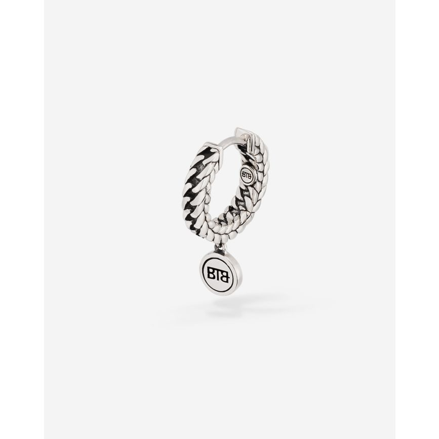 De Esther Ear Hoop zilver is een elegante oorbel gebaseerd op de populaire Esther schakel.  De oorbel is gebaseerd op onze iconische Esther vlechttechniek en krijgt haar finishing touch door het kenmerkende Buddha to Buddha logo. De Esther oorring is onderdeel van onze nieuwe Earparty collectie. Deze collectie bevat negen oorbellen van enkele van onze meest populaire families. De mogelijkheden om deze prachtige sieraden te combineren zijn eindeloos, waardoor de Earparty collectie een must-have is voor liefhebbers van oorbellen.