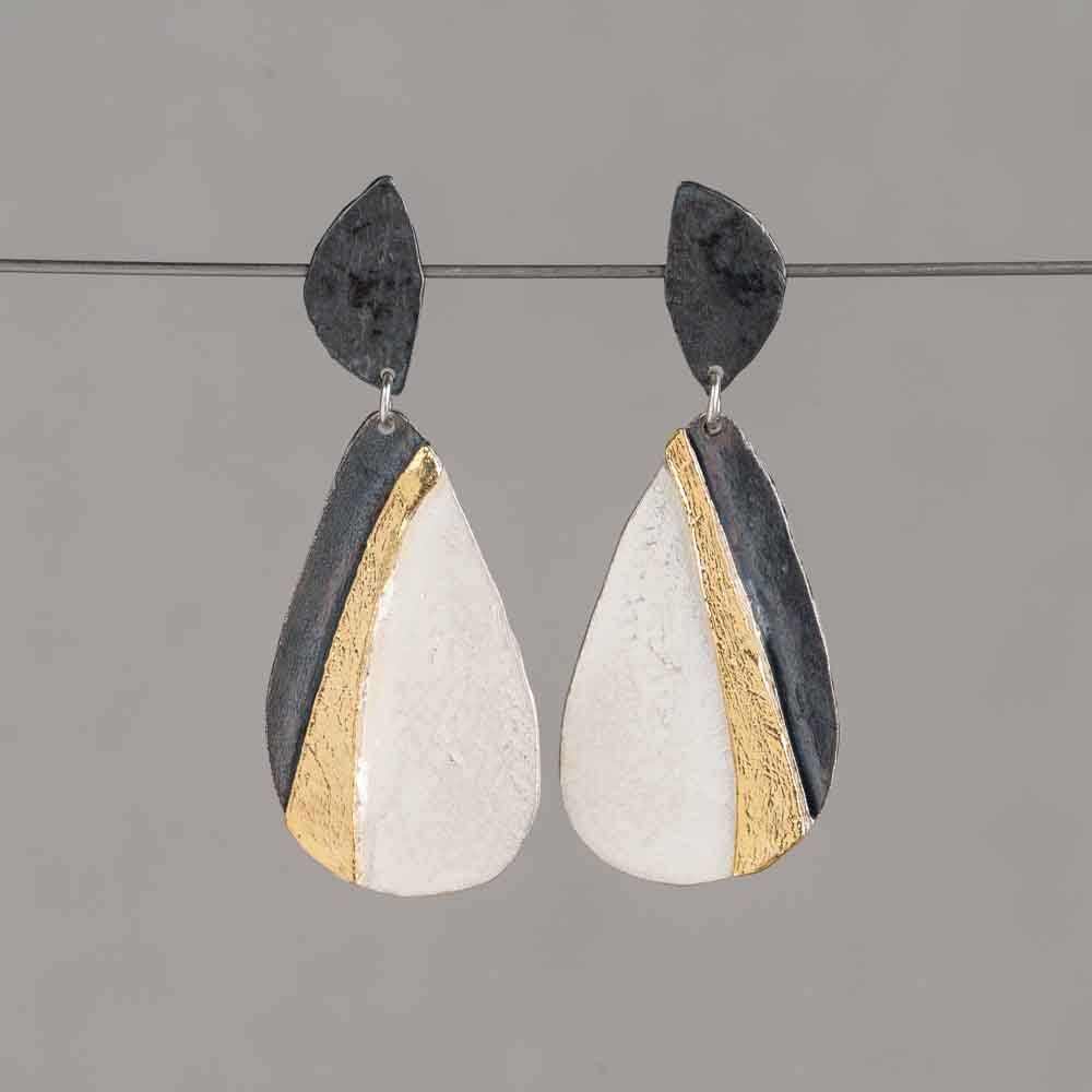 De "Oorbel zilver, oxy, verguld Susan" van modelnummer 21626 is een prachtig sieraad van Jéh Jewels. Gemaakt van zilver met een oxidatie- en verguldingsafwerking, straalt het elegantie uit. Perfect te dragen bij zowel casual als formele gelegenheden. Combineer met andere zilveren of vergulde sieraden voor een verfijnde, chique uitstraling.