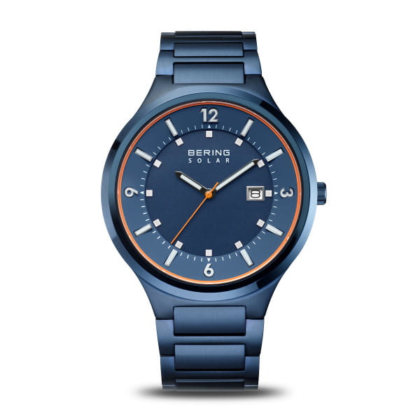 De BERING horloge heeft een ronde, blauwe, gepolijste/geborstelde kast van roestvrij staal. Met een analoge wijzerplaat en datumaanduiding is het horloge waterbestendig (5 ATM) en antiallergisch. De zonne-energie aangedreven beweging en blauwe roestvrijstalen band maken het zowel stijlvol als functioneel. Draag het dagelijks of bij formele gelegenheden voor een stijlvolle look.