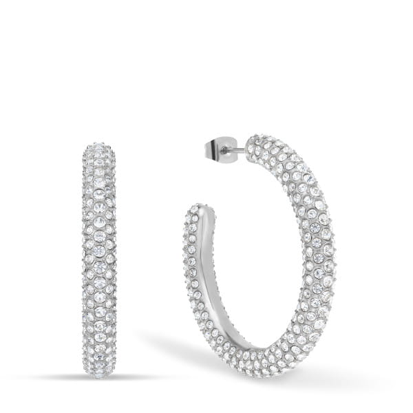  Deze hoepeloorbellen vormen de perfecte balans tussen grootte en glamour. Met hun royale diameter van 40 mm zorgen ze voor een zelfverzekerde uitstraling zonder afbreuk te doen aan elegantie. Het oppervlak is volledig versierd met witte pav&eacute;-stijl kristallen glasstenen - een ontwerp dat een intense schittering cre&euml;ert bij elke beweging.  Gemaakt van zilverkleurig roestvrij staal, ziet het er modern en hoogwaardig uit. De combinatie van een heldere vorm en platte stenen maakt deze oorbellen tot een expressief sieraad dat perfect past bij zowel minimalistische looks als feestelijke outfits.  Ideaal voor iedereen die wil opvallen - met stijl en klasse. 