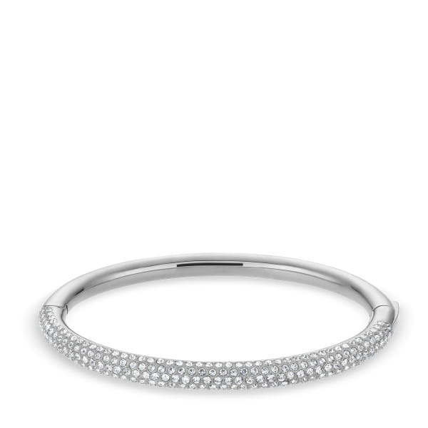  Deze damesarmband uit de Arctic Pav&eacute;-collectie maakt indruk met zijn elegante ontwerp en stijlvolle glans. Hij is gemaakt van glanzend zilverkleurig roestvrij staal en combineert tijdloze elegantie met moderne chic. De voorkant is bezet met een veelheid aan fijngeslepen witte kristallen glassteentjes in pav&eacute;stijl - voor een bijzonder intense schittering bij elke beweging.  De praktische scharniersluiting maakt het aan- en uitdoen gemakkelijk en zorgt voor een stevige grip. Dankzij de hoogwaardige afwerking is de armband comfortabel om te dragen - ideaal voor speciale gelegenheden of als sprankelend detail in het dagelijks leven. 