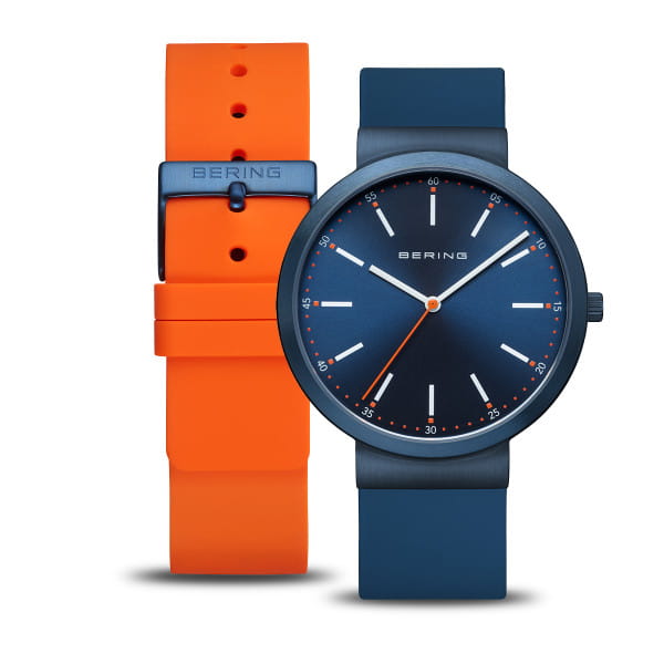 Bering Horloge 10141-397
Dit dameshorloge uit de Classic collectie van BERING is de perfecte combinatie van Scandinavische helderheid en een dynamische stijl. De diepblauwe wijzerplaat met sunray-afwerking is voorzien van duidelijke indexen en slanke wijzers. Een oranje secondewijzer en subtiele details langs de rand creëren moderne contrasten en geven het horloge een sportieve energie.  De gepolijste kast van blauw roestvrij staal sluit naadloos aan op de gladde siliconen band, die licht en comfortabel om de pols zit. Voor extra veelzijdigheid wordt een tweede band in een levendige oranje tint meegeleverd, die het horloge een frisse, jeugdige uitstraling geeft en de veelzijdigheid benadrukt.  Het platte saffierglas beschermt de wijzerplaat betrouwbaar tegen krassen, terwijl het nauwkeurige quartz uurwerk binnenin zorgt voor een exacte tijdweergave. Met een waterbestendigheid van 3 ATM is dit horloge de ideale metgezel voor een stijlvolle en sportieve dagelijkse look. 