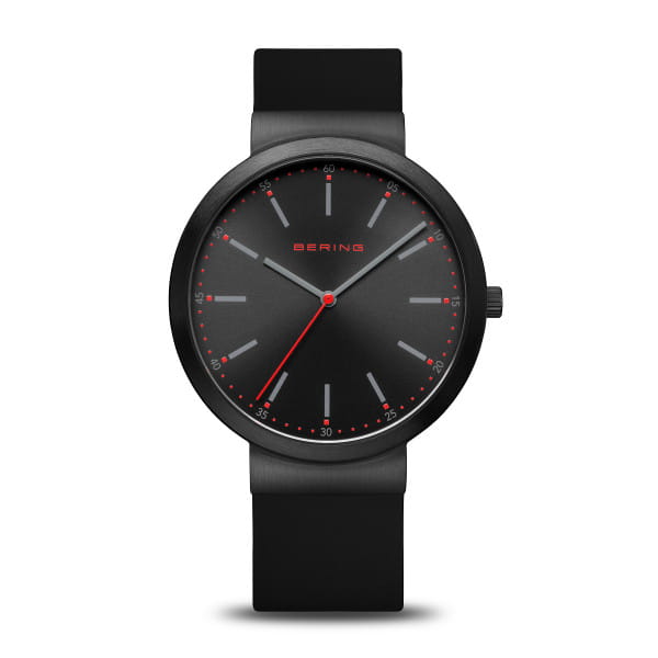 Bering Horloge 10141-402
Duidelijk, compromisloos en ultramodern – dit dameshorloge uit de BERING Classic-collectie bewijst dat minimalistisch design geen terughoudendheid vereist. De diepzwarte wijzerplaat is tot het wezenlijke teruggebracht en krijgt juist daardoor een krachtige uitstraling. Rode accenten – subtiele minuutmarkeringen, de secondewijzer en het BERING-logo – zorgen voor doelgerichte contrasten en geven het model een vleugje technische verfijning met een stedelijk karakter.  Het platte saffierglas beschermt de matzwarte wijzerplaat betrouwbaar tegen krassen. De glanzend gepolijste kast van zwart roestvrij staal oogt opvallend zonder opzichtig te zijn. In combinatie met de soepele siliconen band biedt het horloge een uitzonderlijk licht en comfortabel draaggevoel – perfect voor wie bewust van design wil genieten. Het nauwkeurige quartz uurwerk zorgt voor een stille en betrouwbare tijdmeting.  Met een waterdichtheid van 3 ATM begeleidt dit horloge je stijlvol en vol vertrouwen door het dagelijks leven – elegant, zelfverzekerd en uitgesproken anders. 