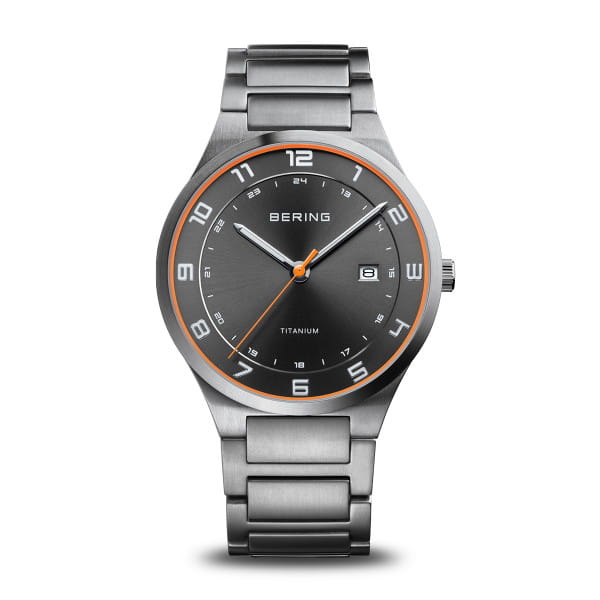  Lichtgewicht perfectie – de BERING 15139-709 combineert sportieve dynamiek, functionele precisie en minimalistisch design in een robuuste titanium kast.  Met slechts 10 mm hoogte en 40 mm diameter draagt de kast licht aan de pols, maar blijft toch uiterst duurzaam. Het mat geborstelde titanium geeft het horloge een moderne, technische uitstraling en biedt langdurig draagcomfort. Een oranje accent rond de lunette voegt een frisse, sportieve toets toe aan de antracietkleurige wijzerplaat met zonnestraalmotief.  Grote, gemakkelijk afleesbare Arabische cijfers, een 24-uurs binnenring en een oranje secondewijzer zorgen voor duidelijke functionaliteit. Vlak, krasbestendig saffierglas en een waterdichtheid tot 10 ATM maken het perfect voor dagelijks gebruik en vrijetijdsactiviteiten. De titanium schakelband met veilige vouwsluiting maakt het sportieve, technische design compleet.  De BERING 15139-709 is het ideale horloge voor wie waarde hecht aan modern design, lichtheid en duurzaamheid – geïnspireerd door de heldere, functionele schoonheid van de Arctis. 