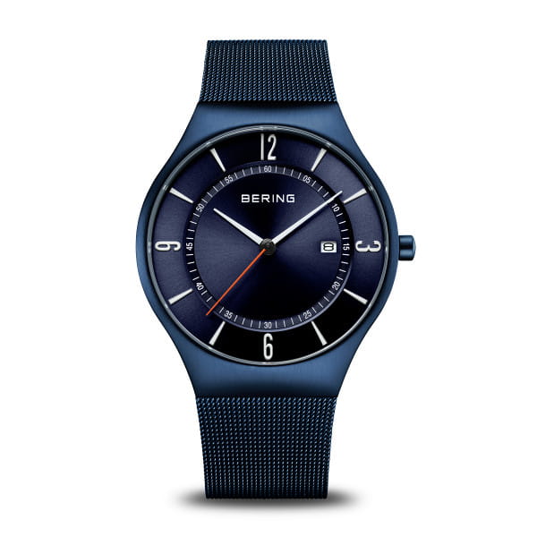 Bering Horloge 15940-393
De BERING 15940-393 verenigt een minimalistisch ontwerp met een opvallende kleurintensiteit. Geïnspireerd door de helderheid van het Arctisch gebied, toont hij een diepblauwe sunray-wijzerplaat die subtiel glanst afhankelijk van het licht – als de zee onder het noorderlicht.  De geborstelde roestvrijstalen kast in intens blauw loopt naadloos over in een fijn Milanese band die comfortabel om de pols sluit met een veilige vouwsluiting. Slanke, zilverkleurige wijzers en duidelijke uurmarkeringen benadrukken het pure karakter, terwijl de fijne rode secondewijzer een dynamisch accent geeft. Een subtiel datumvenster op drie uur maakt het functionele ontwerp compleet.  Met een kastdiameter van 40 mm, slechts 11 mm dik en voorzien van vlak, krasbestendig saffierglas is dit quartzhorloge robuust genoeg voor dagelijks gebruik en elegant genoeg voor speciale gelegenheden. Waterbestendig tot 3 ATM – ongestoord, zelfs in de regen.  De BERING 15940-393 is meer dan een horloge – het is een statement van strakke lijnen, duurzame materialen en de stille schoonheid van het Arctisch gebied, ideaal voor wie tijdloze elegantie met een moderne stijl wil combineren. 