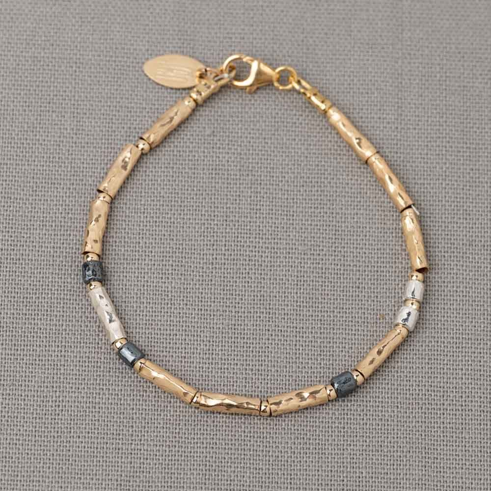 Dit sieraad, bevat een armband met een combinatie van goud gevuld en zilver geoxideerd. Met een lengte van 18,5 cm en een goudkleurige uitstraling is het een stijlvolle toevoeging aan elke outfit. Draag het solo voor een subtiele look of combineer het met andere armbanden voor een trendy polsfeestje.
