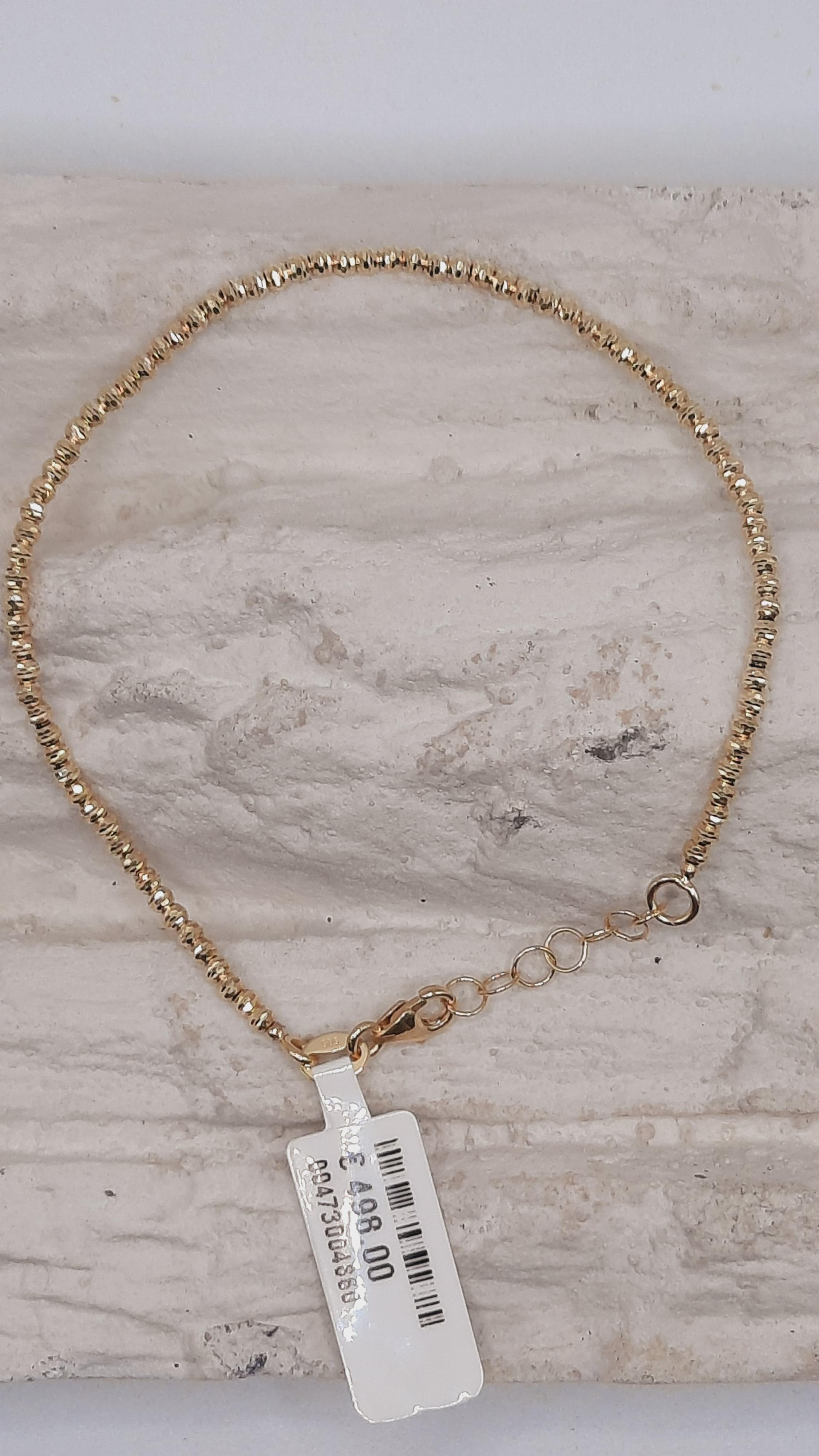 Product 0002463 is een prachtige armband van het merk JEWEL. Het is gemaakt van 14-karaats goud en heeft een goudkleurige uitstraling. De armband heeft een lengte van 190 mm en een breedte van 2,1 mm. Draag deze elegante armband solo of combineer met andere sieraden voor een geraffineerde look. Perfect voor elke gelegenheid.