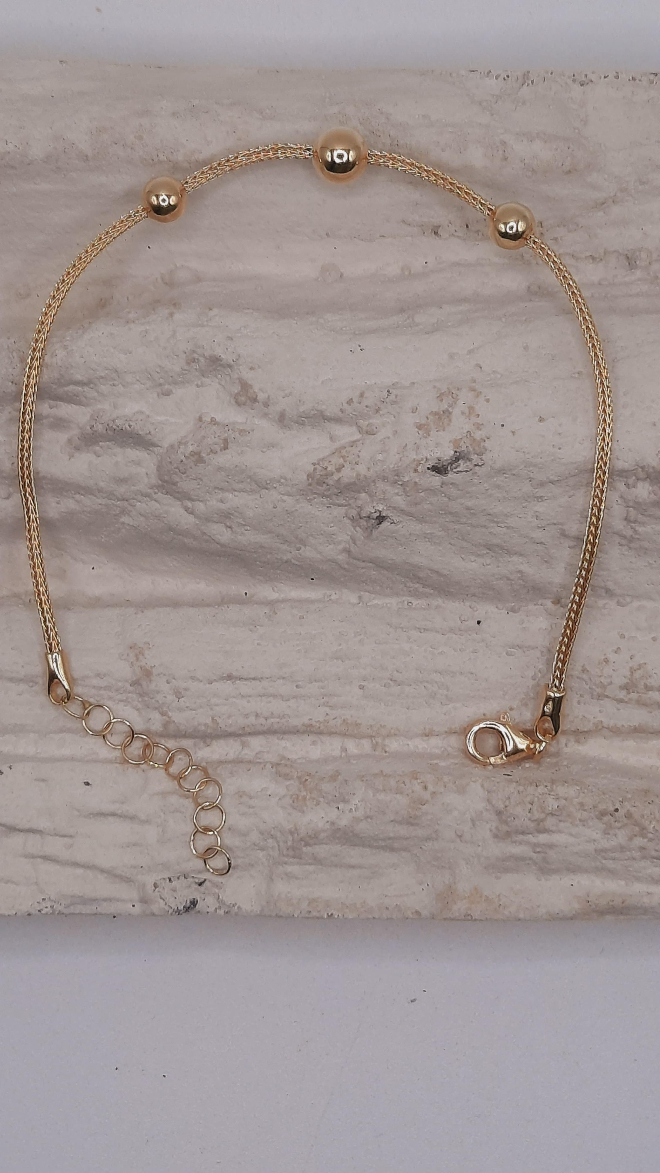 Deze prachtige gouden armband van modelnummer 0002306 combineert elegantie en verfijning. Met een polsmaat van 200 mm en een breedte van 3,5 mm, gemaakt van 14-karaats goud, straalt hij luxe uit. Draag hem solo voor een subtiele look of in combinatie met andere sieraden voor een statement. Perfect voor elke gelegenheid.