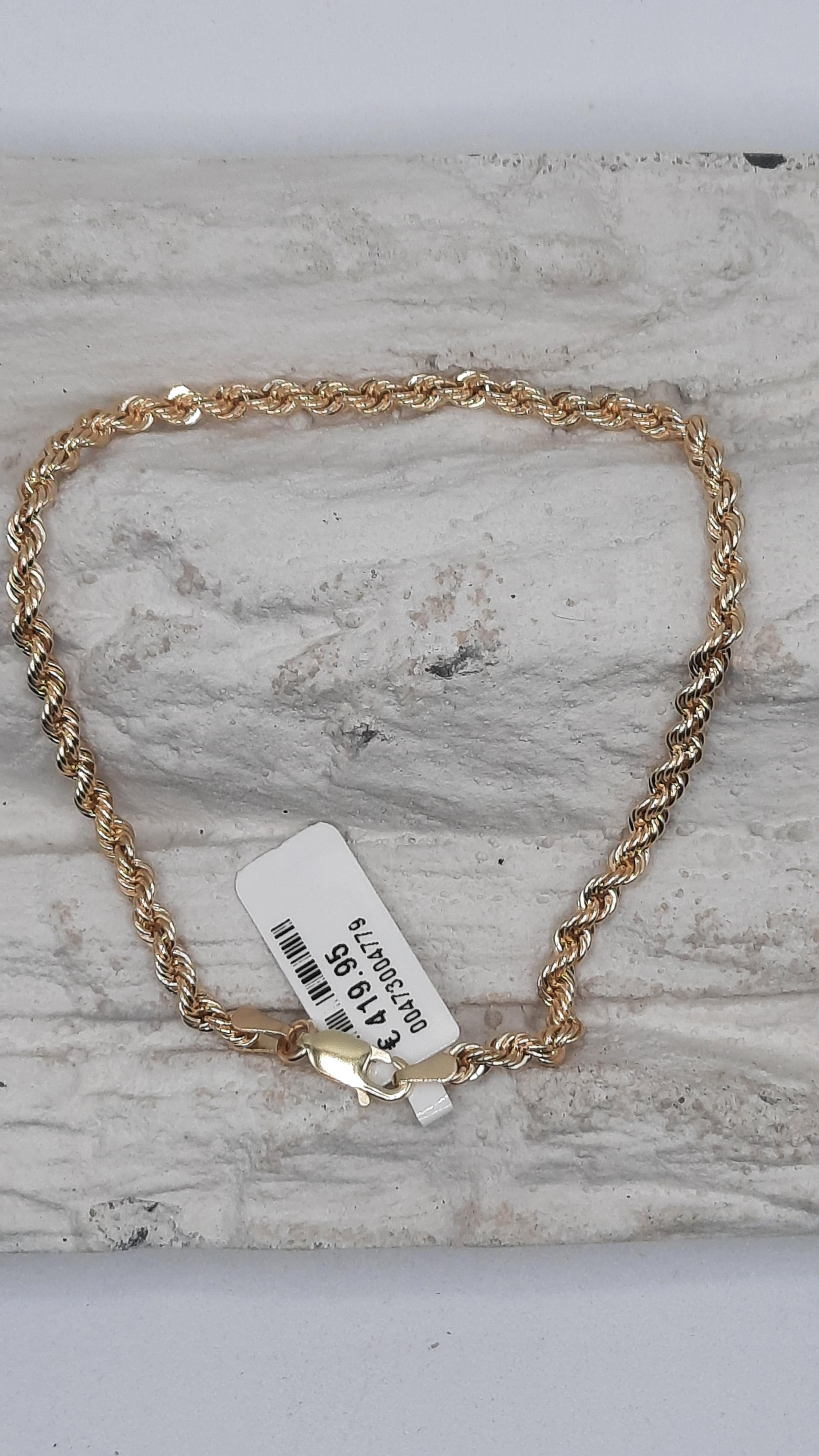 Ontdek onze prachtige armband, modelnummer 0002384. Deze gouden armband is gemaakt van 14-karaats goud en heeft een lengte van 200 mm en een breedte van 3,3 mm. De warme goudkleur voegt een vleugje elegantie toe aan elke outfit. Perfect te dragen bij zowel formele als casual gelegenheden. Voeg een subtiele luxe toe aan je stijl!