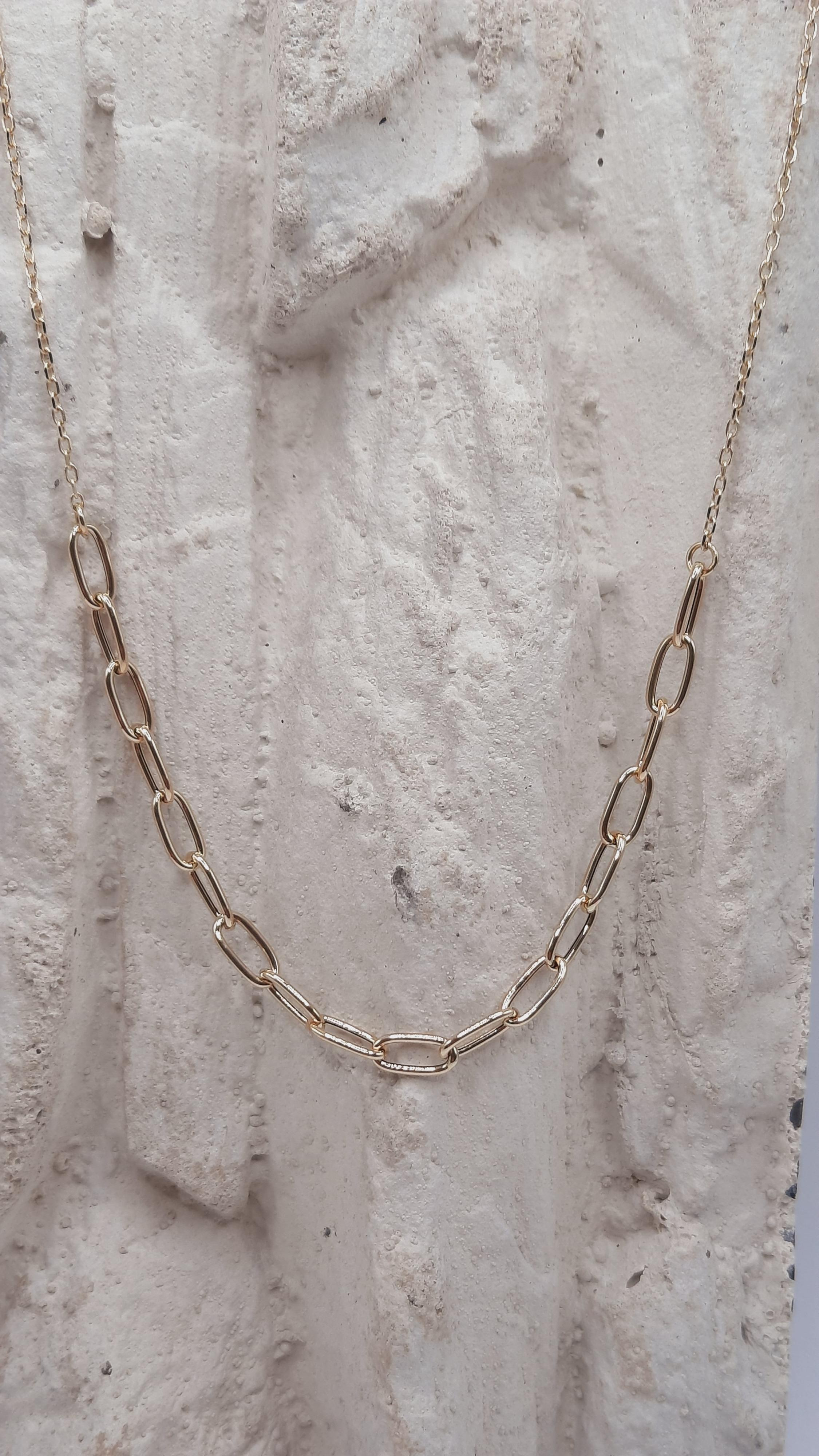 De gouden hanger 14kt, modelnummer BREA-RDL-0004023, is een luxe sieraad met een kettinglengte van 450mm en breedte van 4mm. Het is vervaardigd uit 14-karaats goud, wat zorgt voor een schitterende goudkleur. Ideaal om dagelijks te dragen of voor speciale gelegenheden, waarbij de elegante uitstraling perfect tot zijn recht komt bij zowel casual als chique outfits.