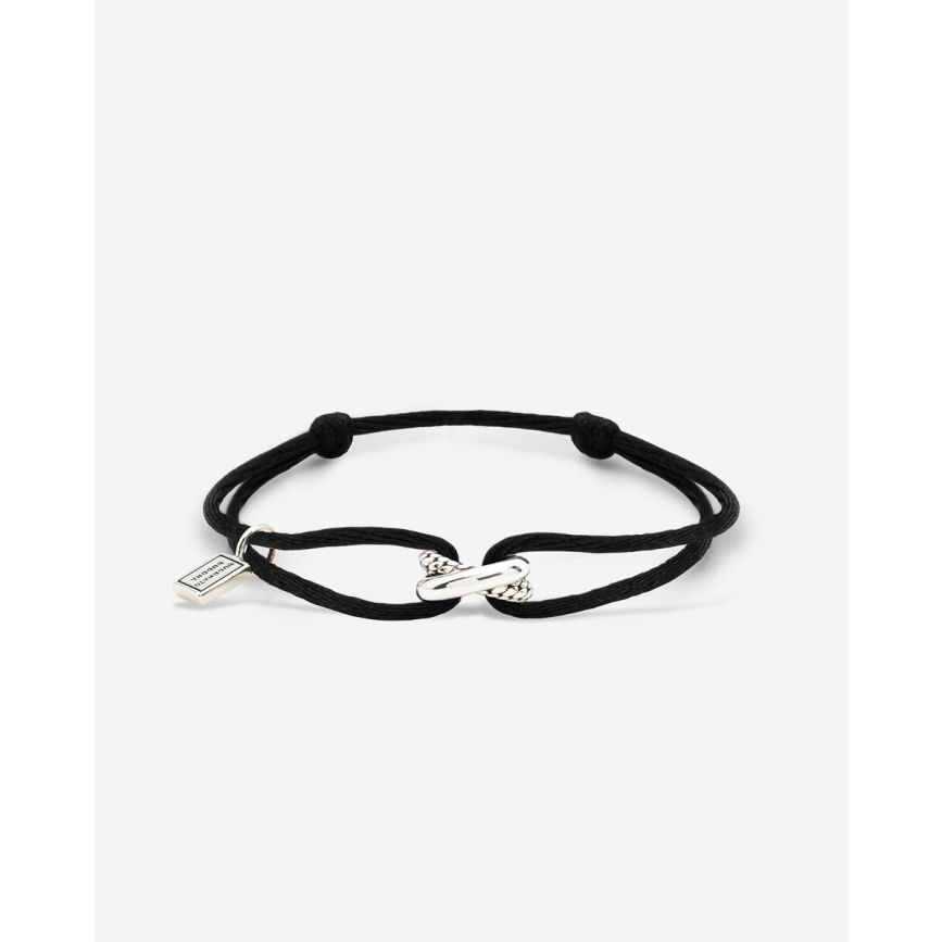 De 005 One Cord Bracelet Ben Silver, modelnummer 001J050050100, is een prachtige armband, gemaakt van 925 sterling zilver. Deze fantasiearmband heeft een zilverkleur en is ideaal om een vleugje elegantie aan elke outfit toe te voegen. Draag het solo of combineer het met andere armbanden voor een gelaagd effect. Perfect voor zowel casual als chique gelegenheden.