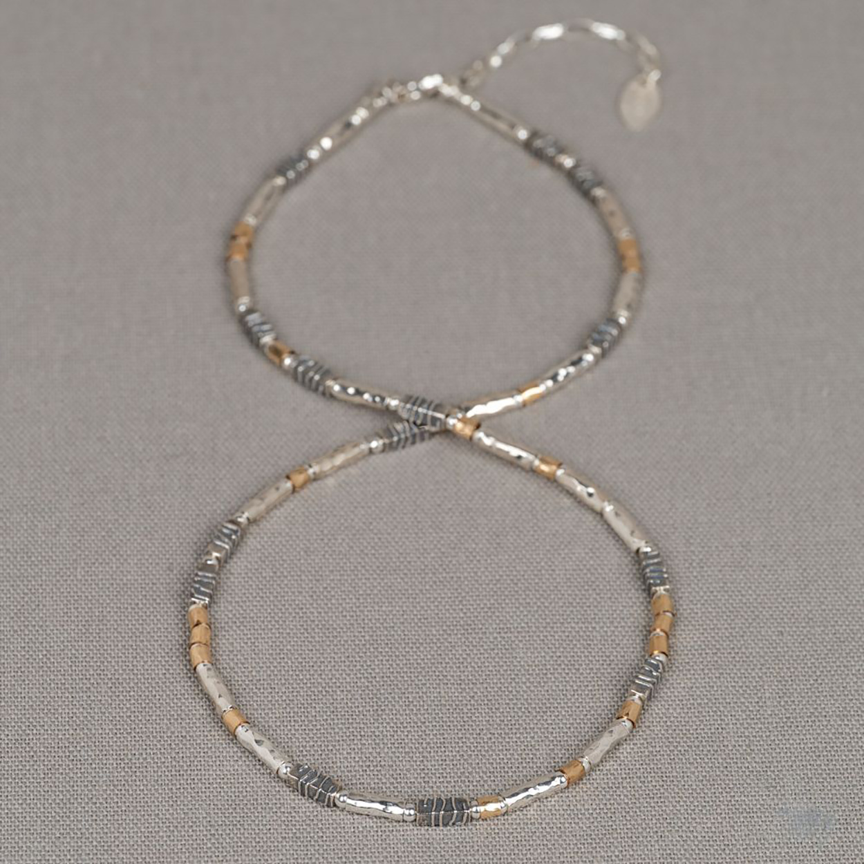 Collier gemaakt van 925 sterling zilveren, geoxideerd zilveren en Goldfilled buisjes en balletjes. Combineer dit collier met de bijpassende armband voor een complete look!