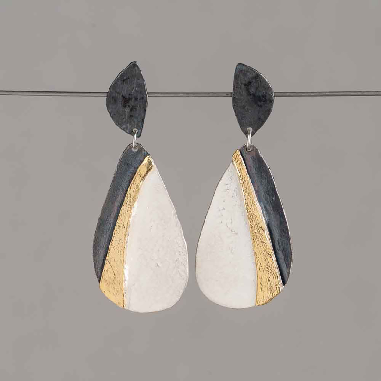 Oorbellen gemaakt van 925 sterling zilver, geoxideerd zilver en verguld. Het gebruik van deze materialen resulteert in de 3 kleuren waar Jéh Jewels bekend om staan. Deze oorbellen zijn perfect te combineren met het bijpassende collier. 