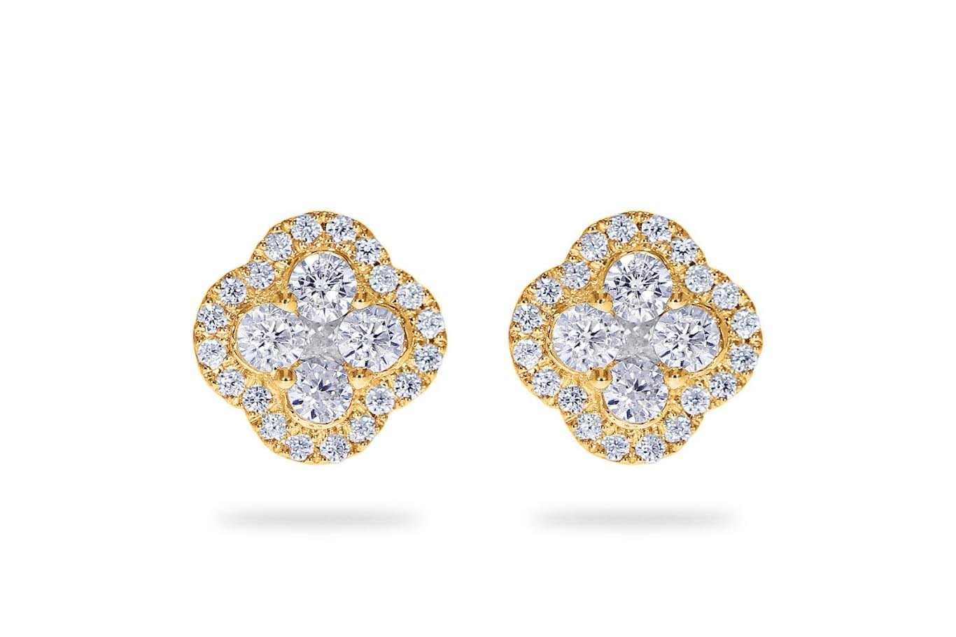 Deze schitterende geelgouden oorknoppen (modelnummer GGA6830) stralen luxe uit met hun 14 karaat gouden basis en een totaal van 0.46ct SI1 zuivere briljant geslepen diamanten. Perfect om je look elke dag te verrijken of een speciale gelegenheid te verlichten. Draag ze met je haar naar achteren voor de beste schittering en elegantie.