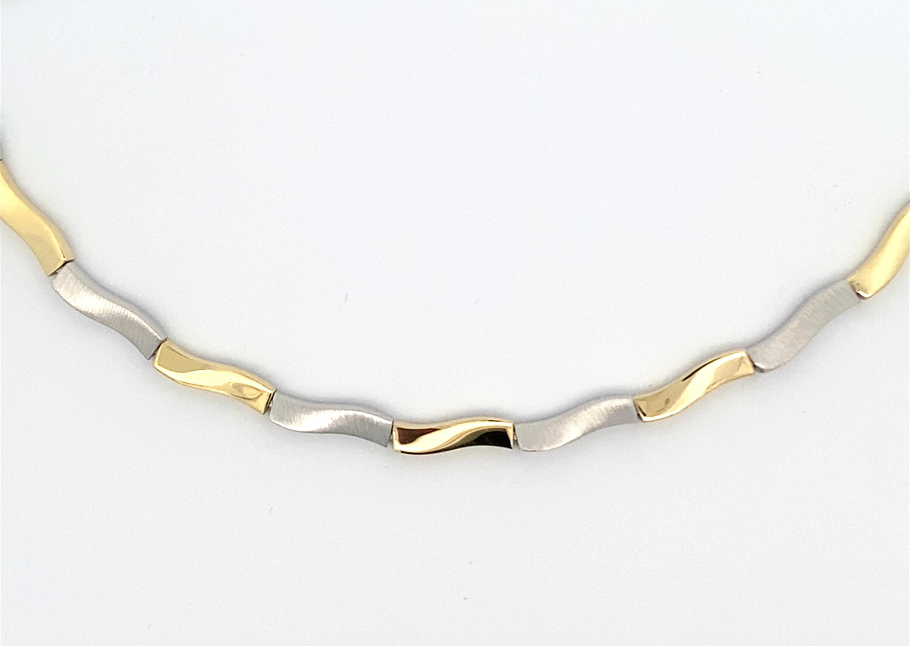 Dit bicolor zilveren collier heeft een draag lengte van 45 centimeter.