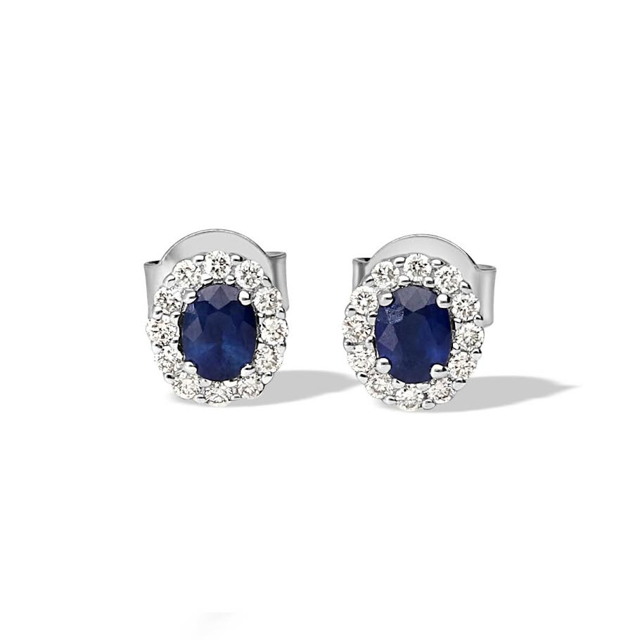 Deze prachtige witgouden oorknoppen, modelnummer GF0594, zijn gemaakt van 14-karaats zilver en afgewerkt met briljante diamanten van 0,15 ct en saffieren. De diamanten zijn van SI1-zuiverheid en hebben een H-kleur. Ideaal voor speciale gelegenheden of dagelijks gebruik, ze voegen een subtiele elegantie toe aan elke outfit. Perfect om stijlvol te dragen bij zowel formele als casual evenementen.