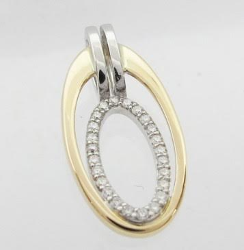 De Bicolor gouden hanger met briljant (modelnummer GBG0482) bevat 24 briljant geslepen diamanten met een totale karaat van 0,10, puurheid SI1 en kleur G (fijn wit Top Wesselton). Draag deze elegante hanger dagelijks of bij speciale gelegenheden voor een verfijnde uitstraling. Perfect als cadeau of als aanvulling op uw sieradencollectie.