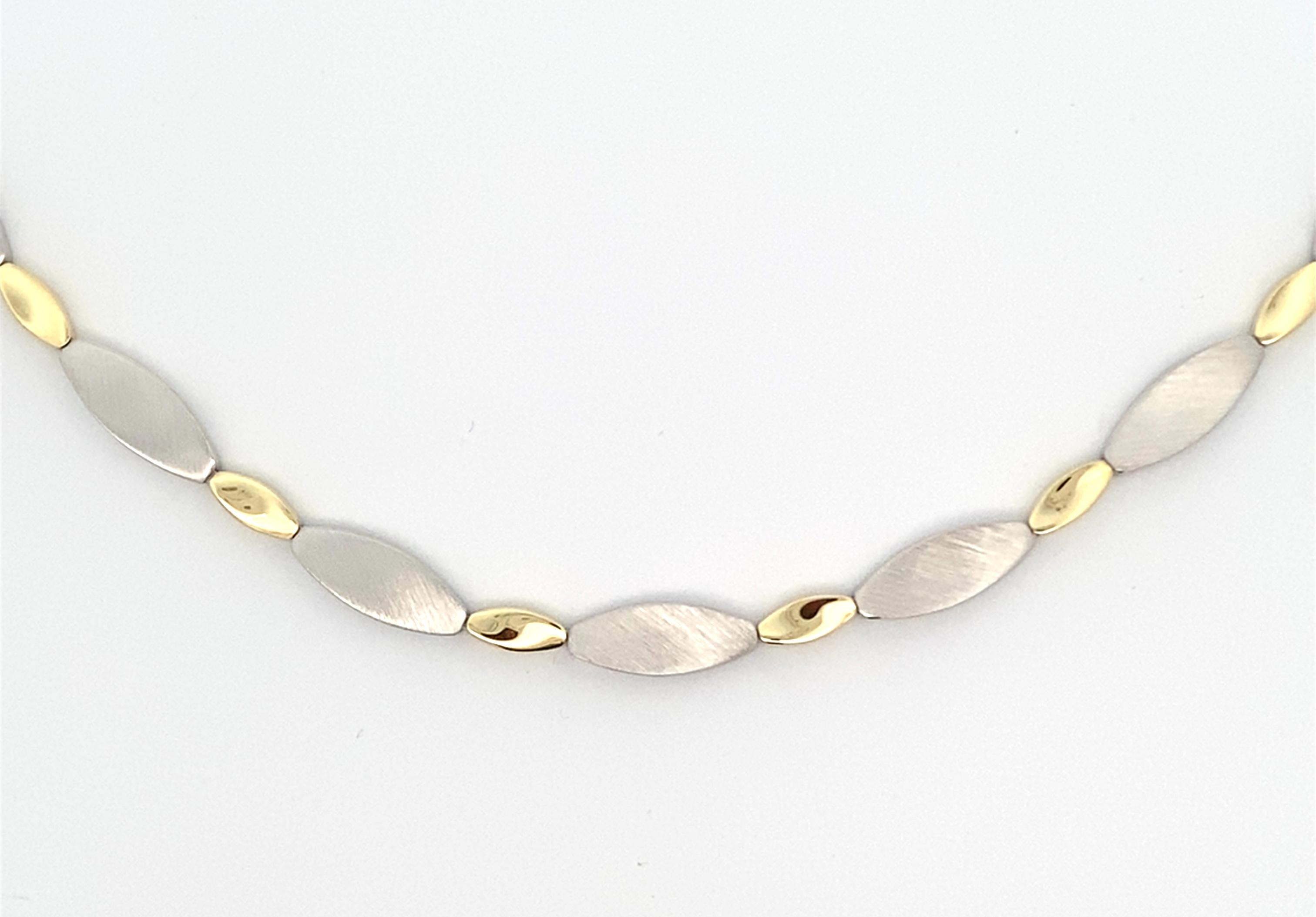 Prachtig zilveren collier met een draaglengte van 45 centimeter.