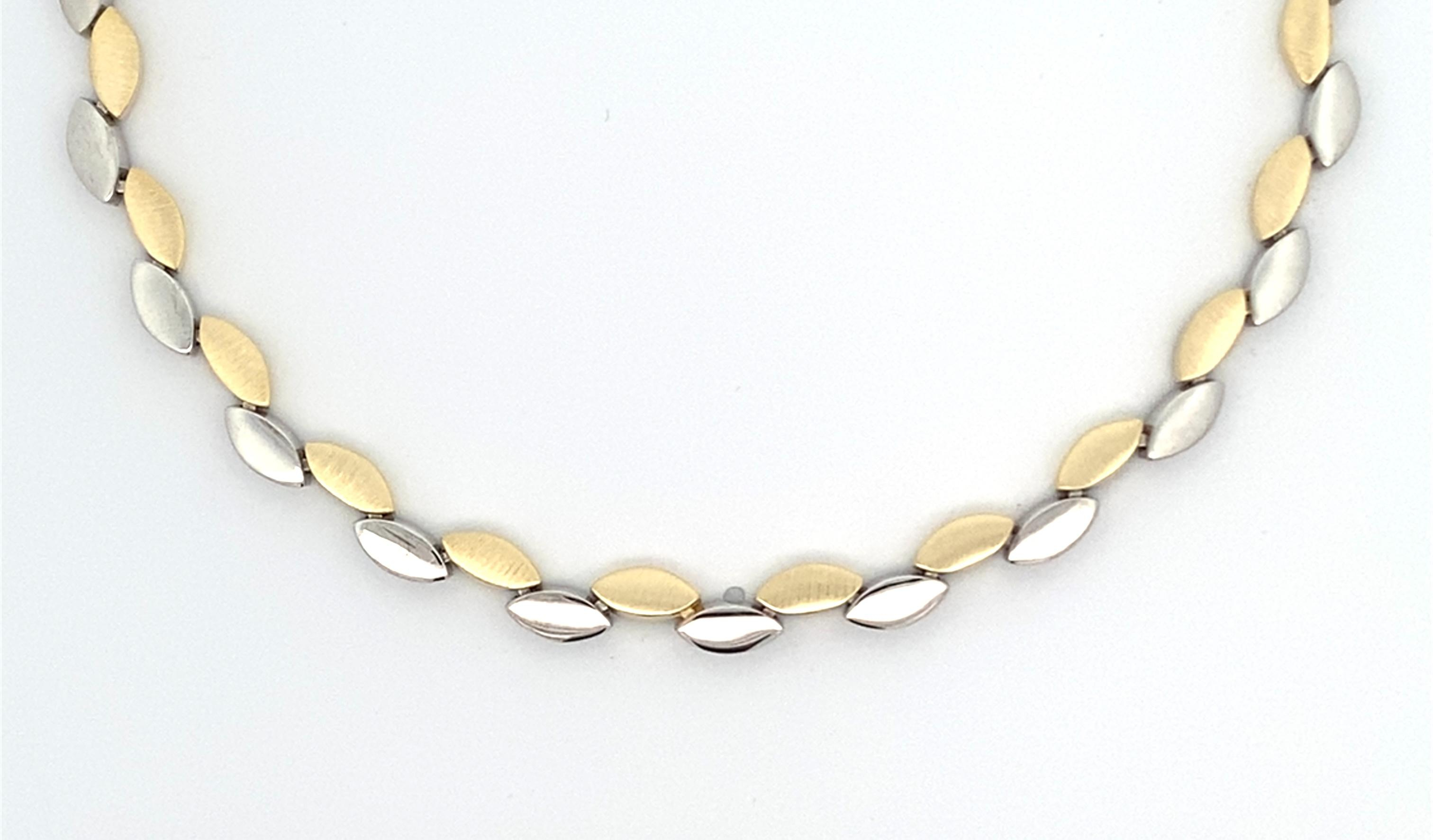 Zilveren collier met een draaglengte van 45 centimeter.