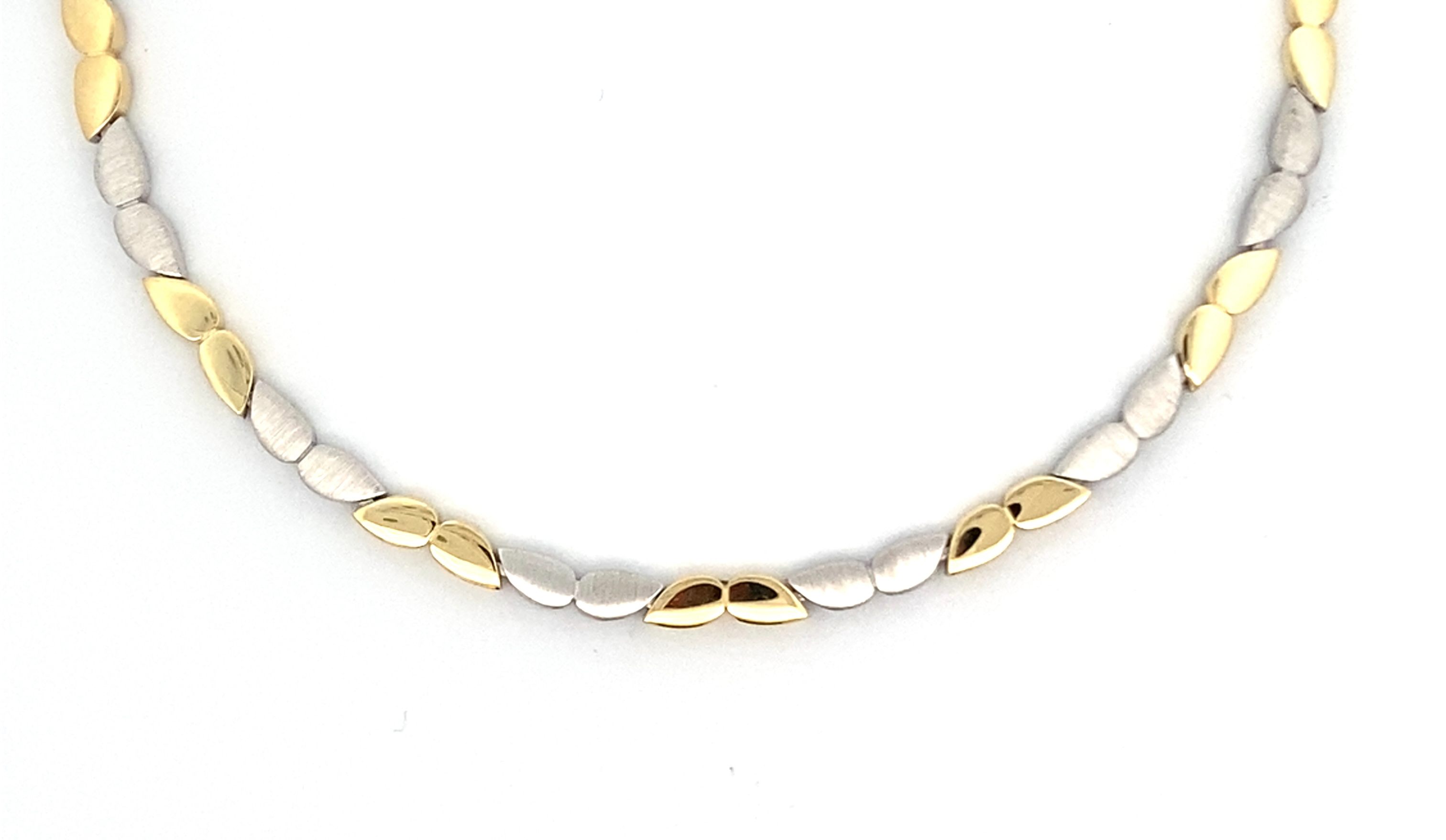 Prachtig bicolor zilveren collier met een draaglengte van 45 centimeter.