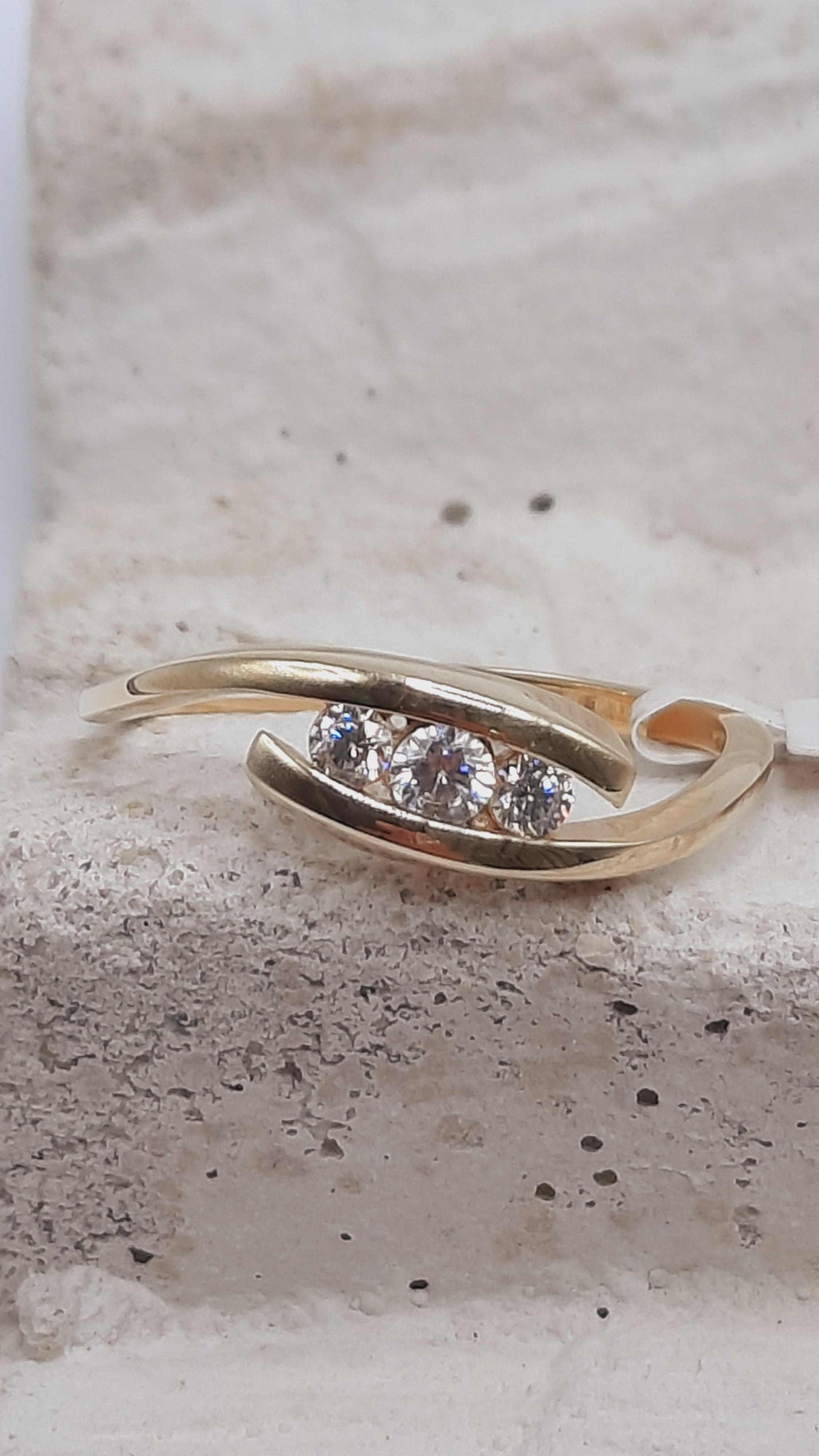 De gouden damesring met modelnummer 0002296 is een elegante JUWEEL voor elke gelegenheid. Deze RING, maat 54, is gemaakt van GOUD en heeft een warme GOUDKLEUR. Met een materiaalinhoud van 14 karaat is het een verfijnd sieraad, ideaal te dragen als pronkstuk bij zowel formele als informele gelegenheden.