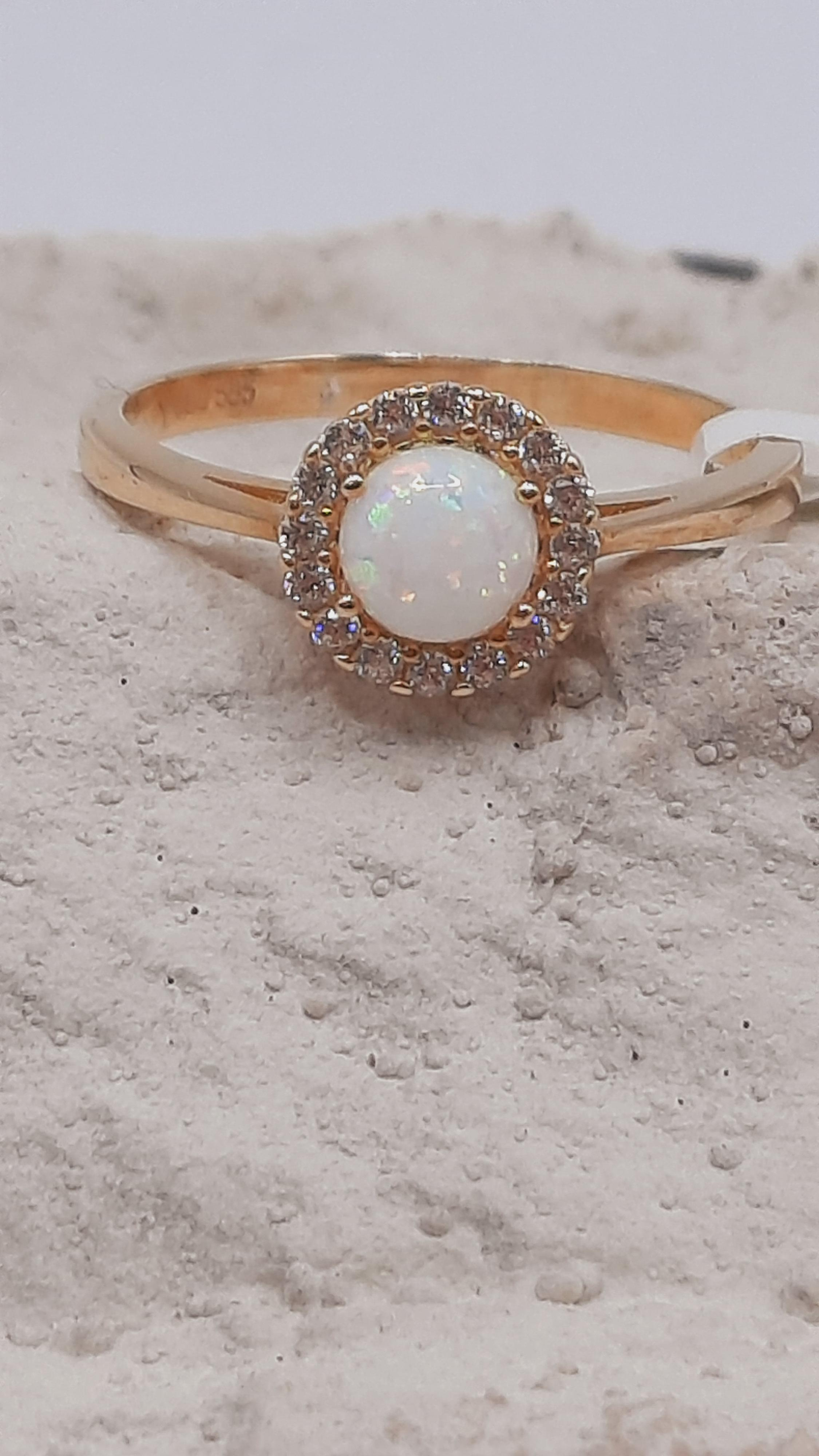 De gouden damesring 14kt, modelnummer 0002298, straalt elegantie uit met zijn verfijnde gouden kleur en een maat van 52. Deze ring is vervaardigd uit 14 karaat goud, wat zowel duurzaamheid als luxe biedt. Draag deze ring als een opvallend accessoire bij formele gelegenheden of geef je dagelijkse look een chique upgrade. Perfect te combineren met andere gouden sieraden.