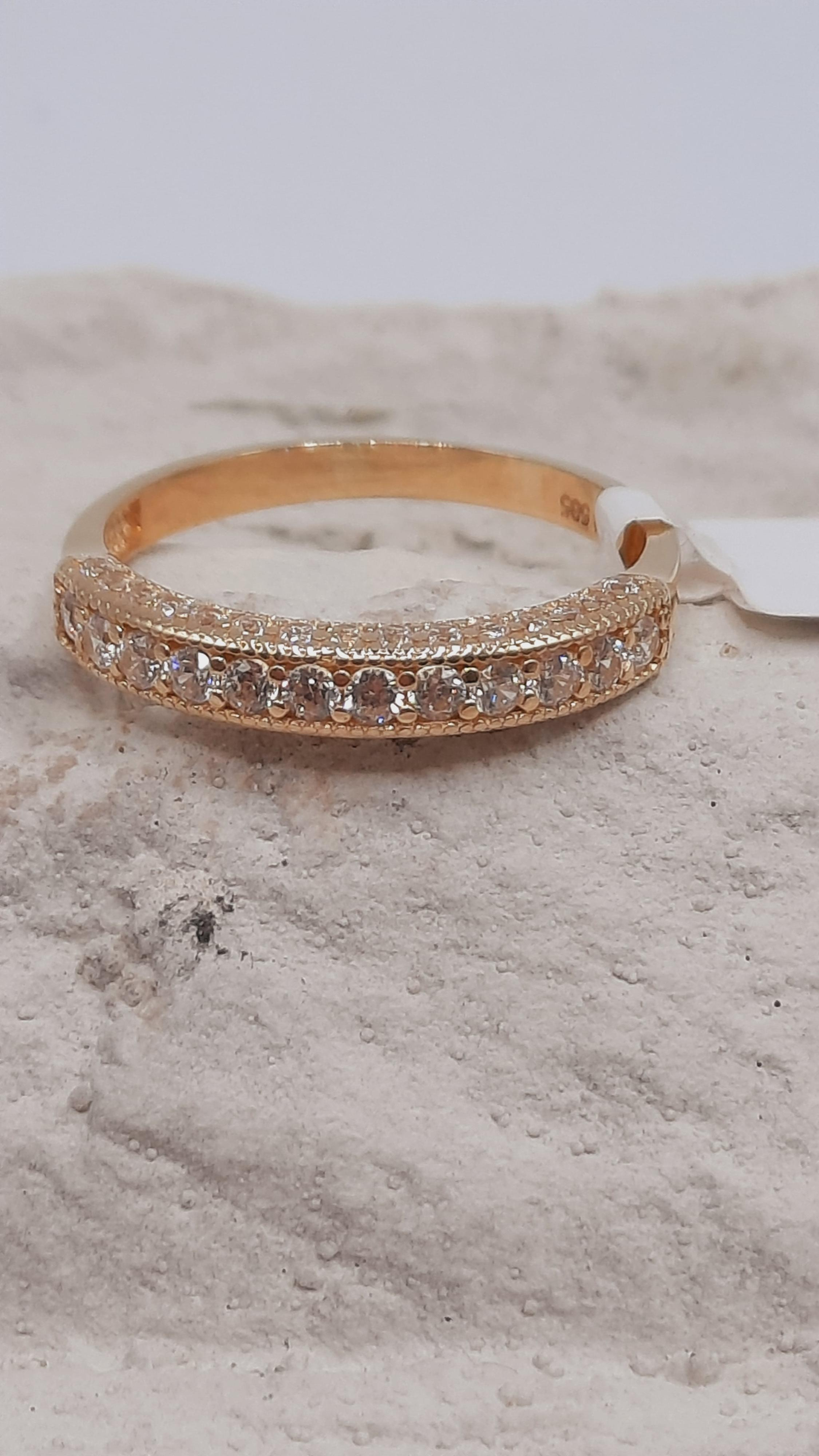 De gouden damesring modelnummer 0002460 is een elegante en tijdloze accessoire. Deze ring is gemaakt van 14 karaats goud, in maat 52 en heeft een prachtige gouden kleur. Perfect voor dagelijkse elegantie of speciale gelegenheden. Draag deze ring afzonderlijk of combineer met andere sieraden voor een verfijnde look. Een must-have in je sieradencollectie!