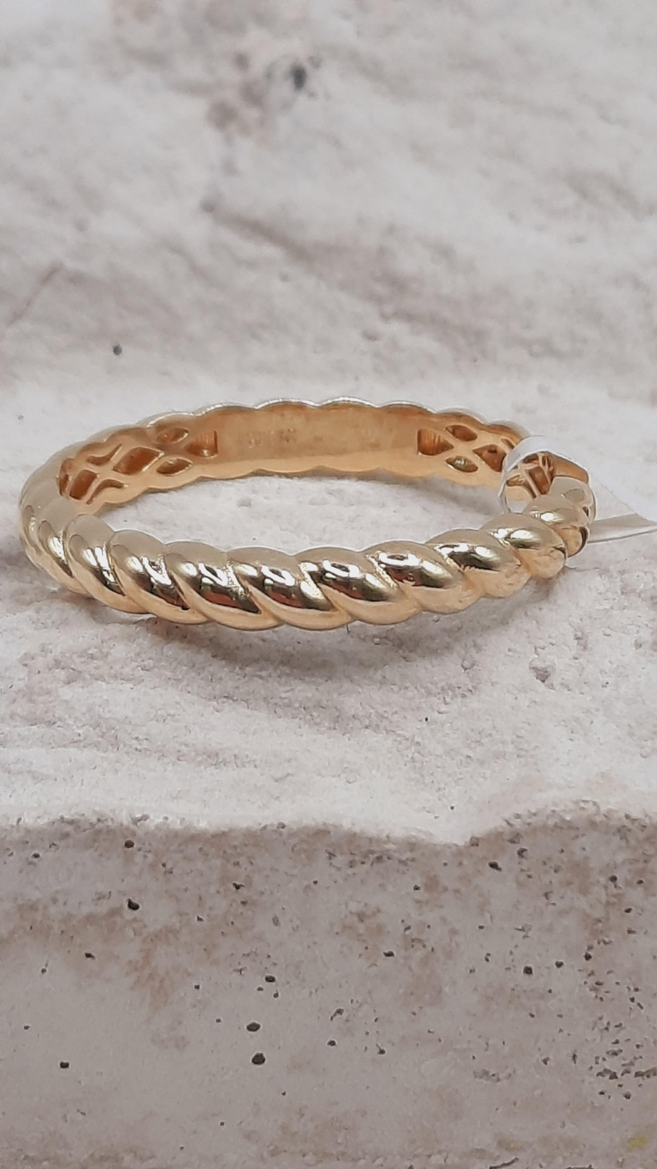 De gouden ring met modelnummer 0002299 is een stijlvolle keuze met de volgende kenmerken: het is een ring van 14-karaats goud, maat 56, met een klassieke goudkleur. Perfect voor dagelijks gebruik of speciale gelegenheden. Draag het solo voor een minimalistische look of combineer het met andere ringen voor een modieuze uitstraling.