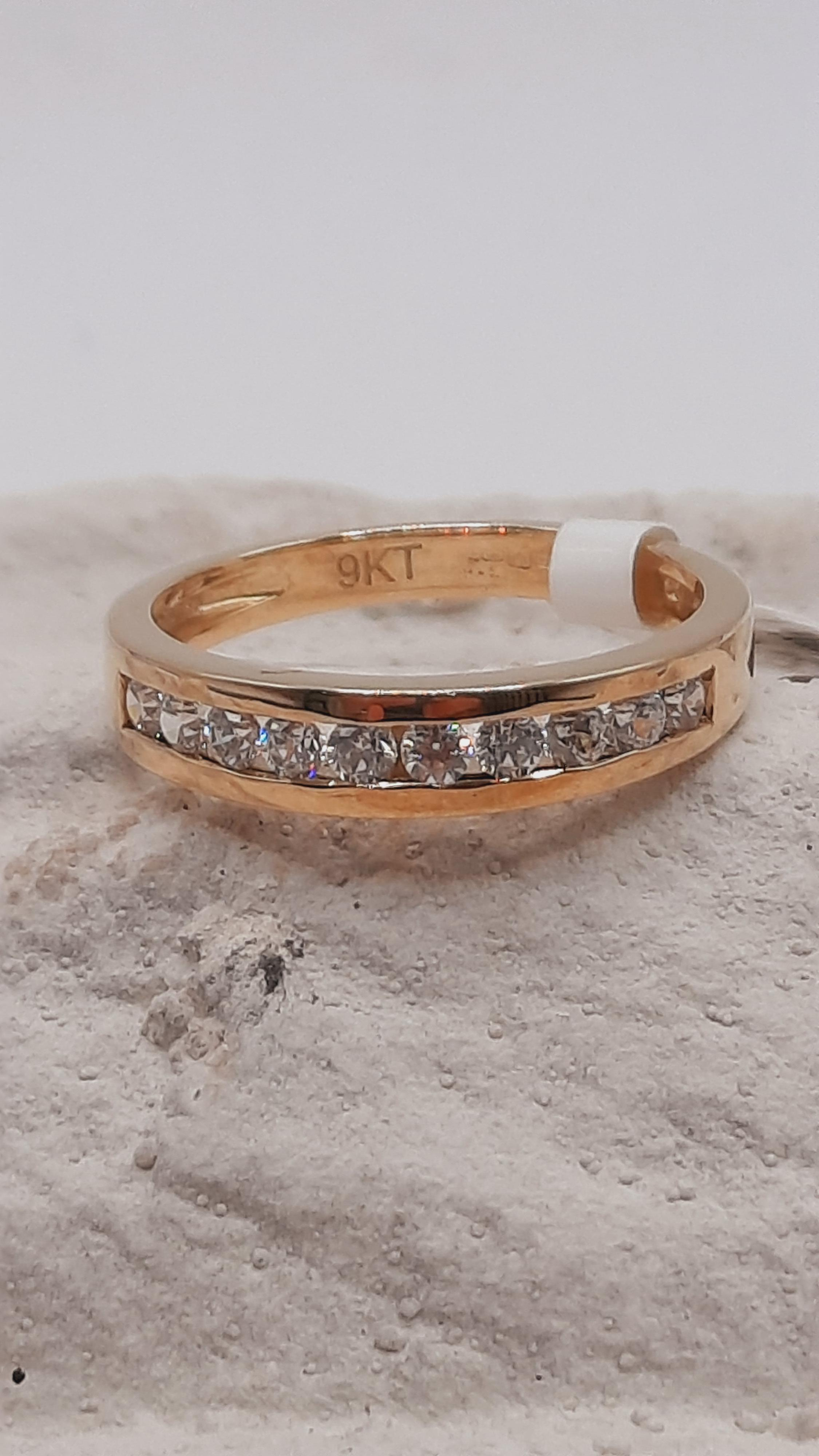 De gouden damesring 9kt met modelnummer 0002422 is een prachtige accessoire van een niet-gespecificeerd merk. Kenmerken zijn onder andere een ringmaat van 50, gemaakt van met 9 karaat gevuld goud en goudkleurig. Draag deze veelzijdige ring solo voor een subtiele elegantie, of combineer met andere sieraden voor een stijlvolle look.