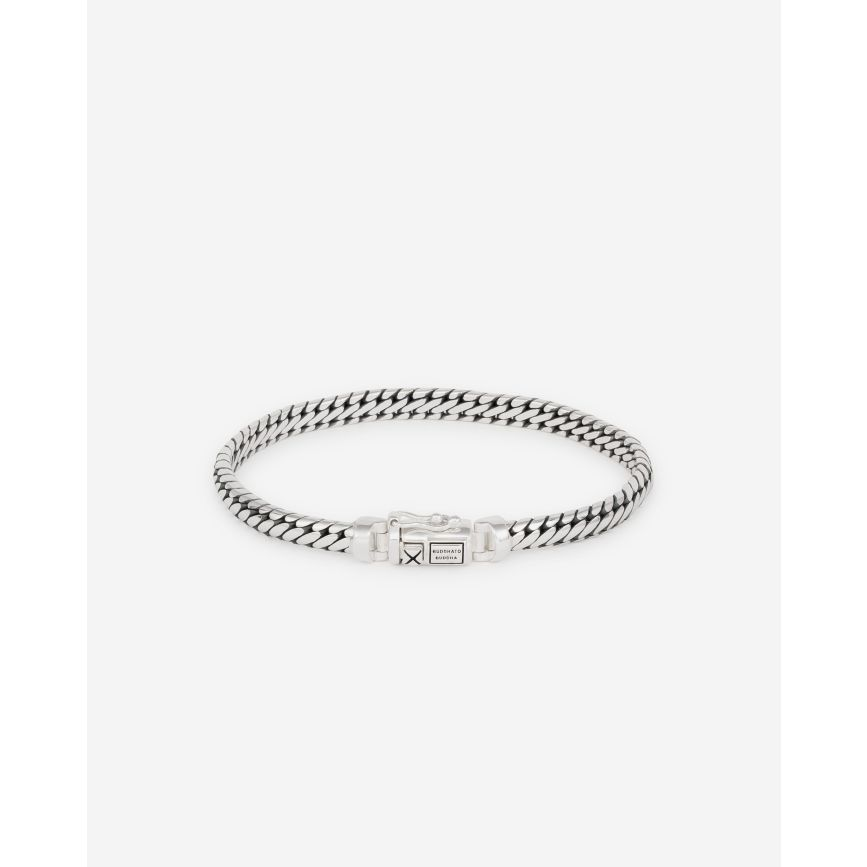 De Ben-schakel behoort tot onze meest iconische ontwerpen. De Ben Mini Armband is een verfijnde, kleinere versie van de geliefde Ben Armband. Ontworpen in Amsterdam en met de hand gemaakt van gerecycled zilver in Zuid-Oost Azië. Draag het als een symbool de bijzondere connecties die je in het leven maakt. Met welke gebeurtenis verbind jij jezelf door dit sieraad te dragen?