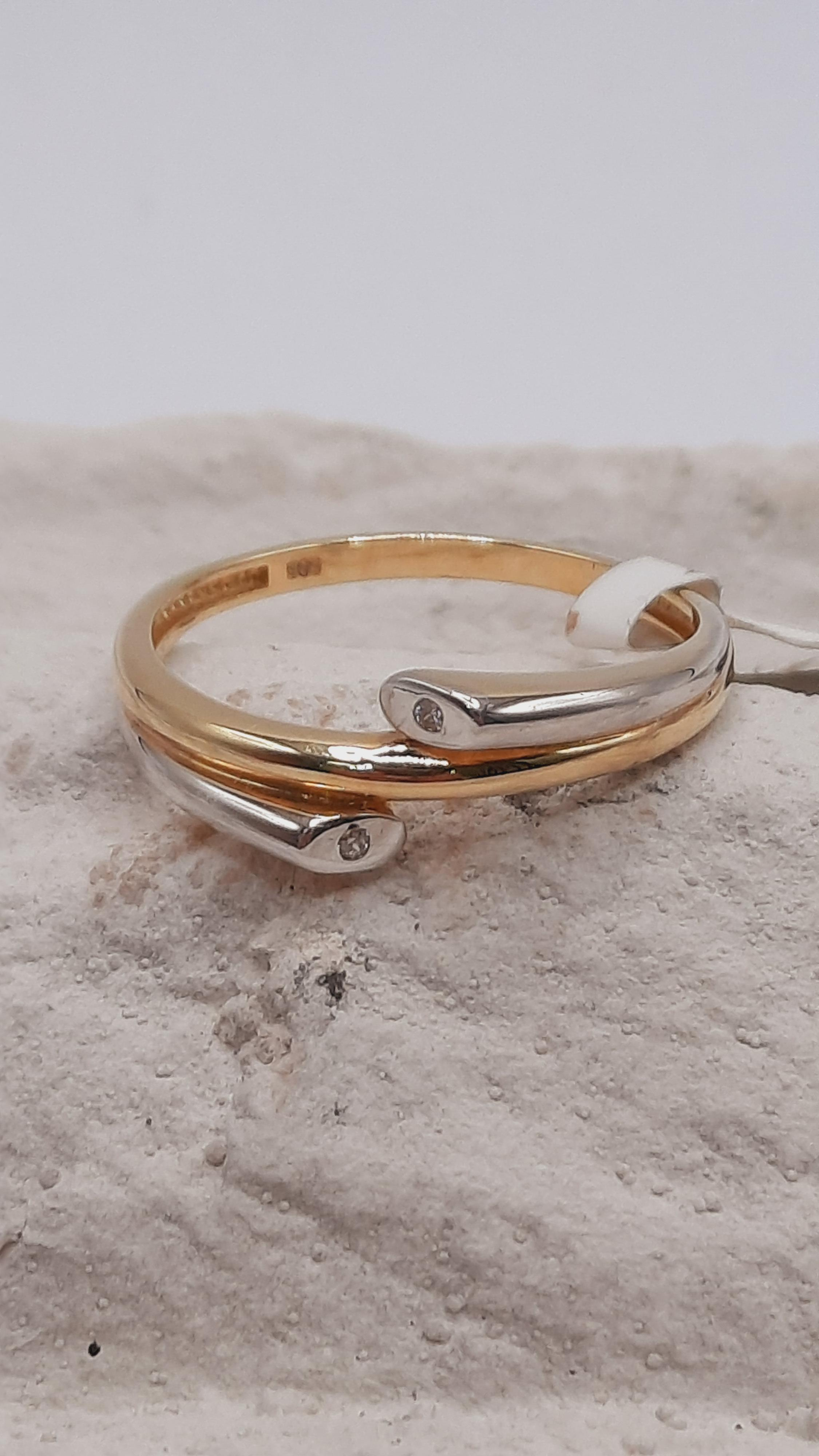 De gouden damesring BREA-00050 is een verfijnd sieraad van 14-karaats bi-color goud. Met ringmaat 54, combineert het de elegante kleuren van goud in een tijdloos ontwerp. Perfect om solo te dragen of te combineren met andere ringen voor een gelaagde look. Voeg een vleugje luxe toe aan elke outfit met deze prachtige ring.