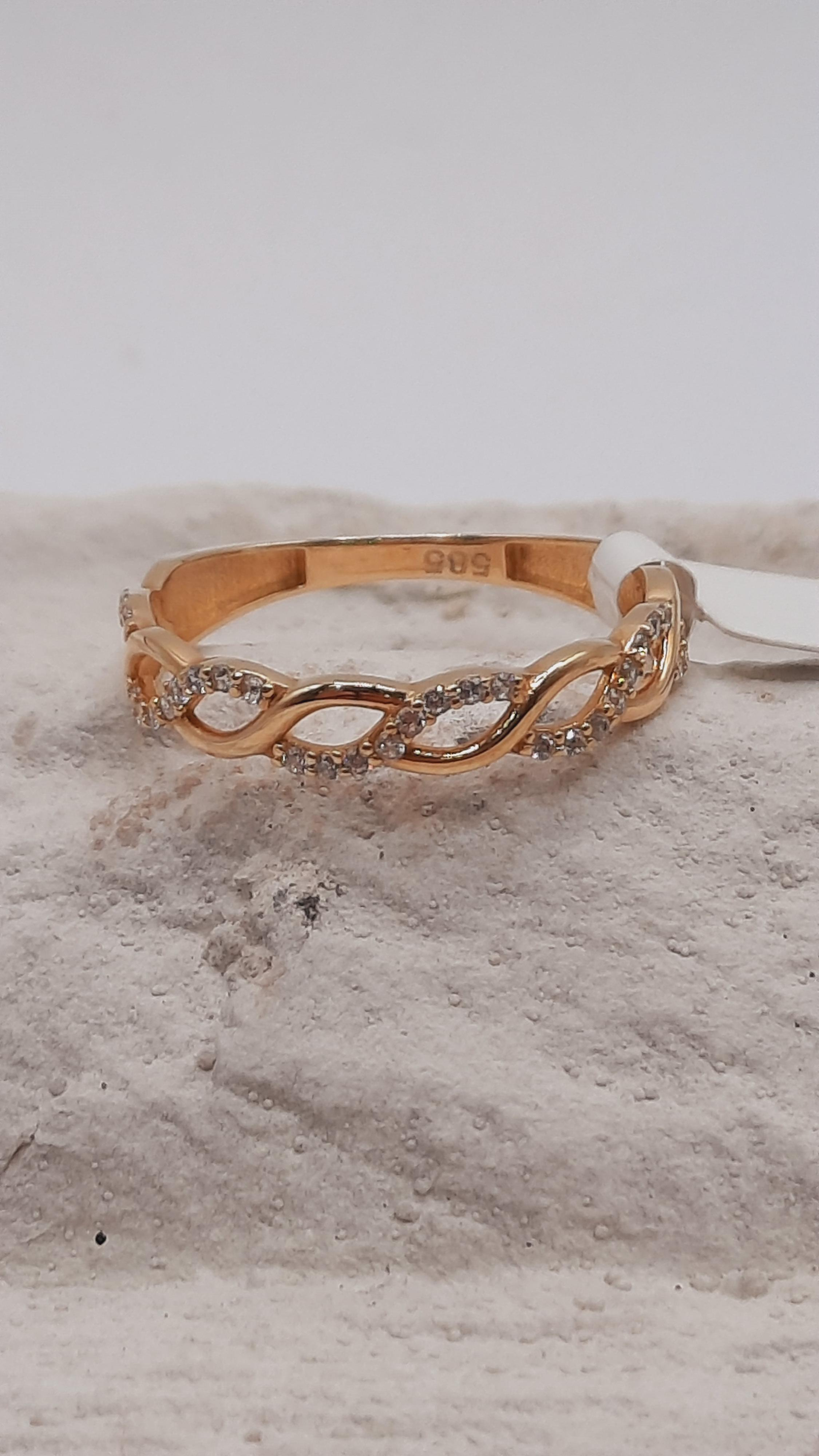 Deze prachtige gouden damesring, modelnummer BREA-000666, is een verfijnde toevoeging aan elke collectie. Gemaakt van 14-karaats goud, straalt hij met zijn glanzende afwerking. Met een maat van 55 past hij perfect aan de vinger. Draag deze elegante ring solo voor een subtiele look of combineer met andere gouden sieraden voor een chique statement.