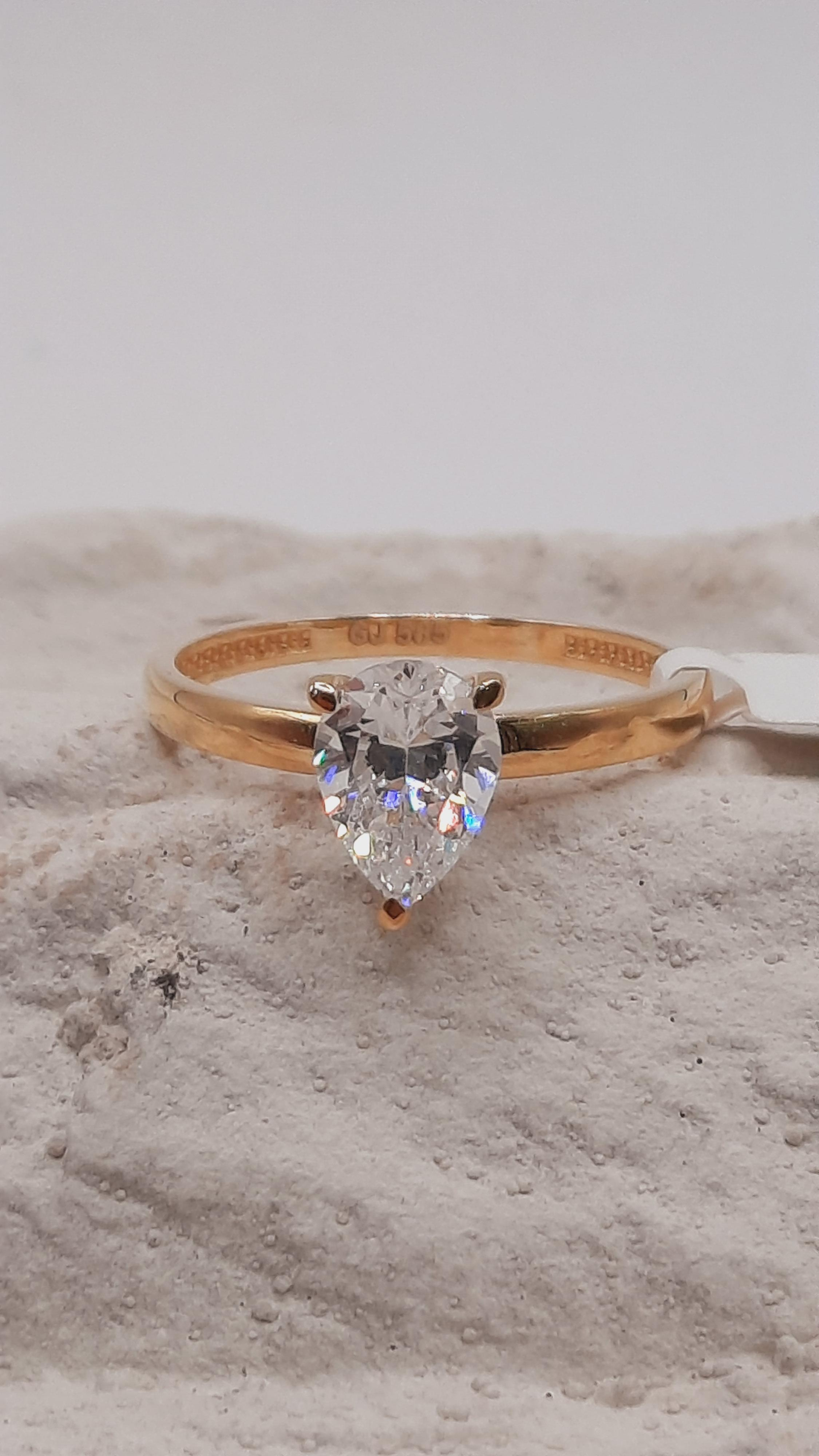 Ontdek de elegante ring, modelnummer 0002453, perfect voor een verloving. Deze prachtige goudkleurige ring is vervaardigd uit 14-karaats goud en heeft maat 54. Ideaal voor een speciale gelegenheid en comfortabel om dagelijks te dragen. Combineer het met andere gouden sieraden voor een complete en verfijnde look.