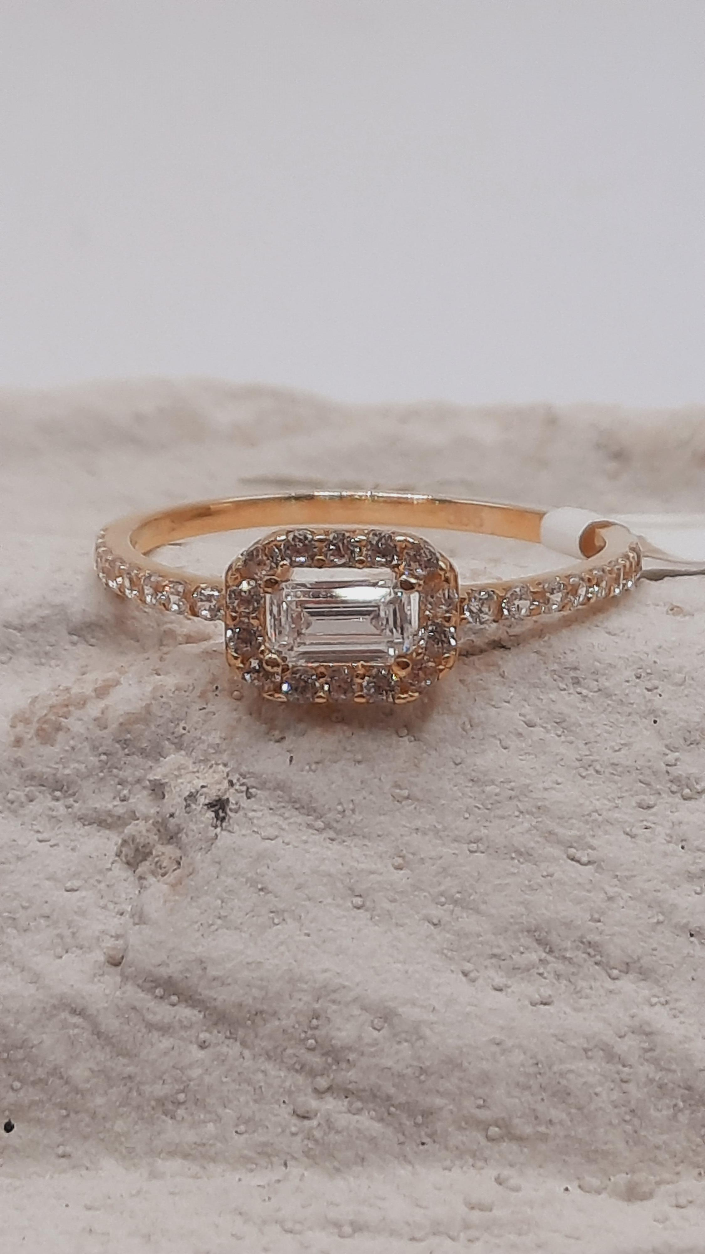 De verlovingsring met modelnummer 0002454 is een prachtige keuze voor iedere gelegenheid. Deze gouden ring, vervaardigd uit 14 karaats goud, heeft een juweelgrootte van 55. De ring straalt elegantie uit door zijn goudkleurige afwerking. Deze ring kan het beste gedragen worden bij formele gelegenheden, maar past ook perfect bij alledaagse outfits voor een vleugje luxe.