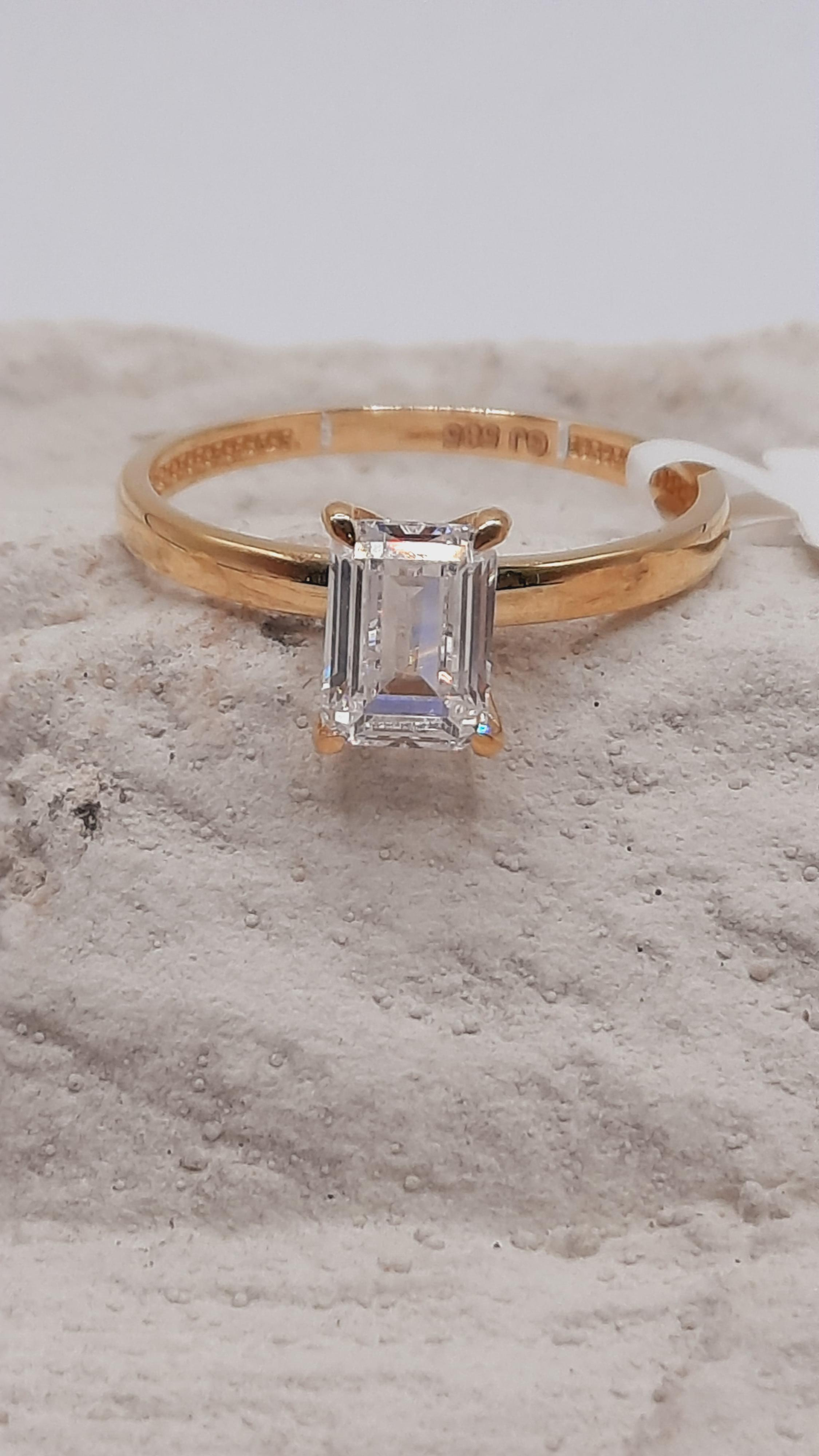 De verlovingsring model 0002450 is een prachtige keuze voor speciale gelegenheden. Met een maat 54 en vervaardigd uit 14-karaats goud, straalt deze goudkleurige ring luxe uit. Perfect voor een huwelijksaanzoek. Draag deze elegante ring op de ringvinger van je linkerhand voor een traditionele uitstraling en symboliseer zo je liefde en toewijding.