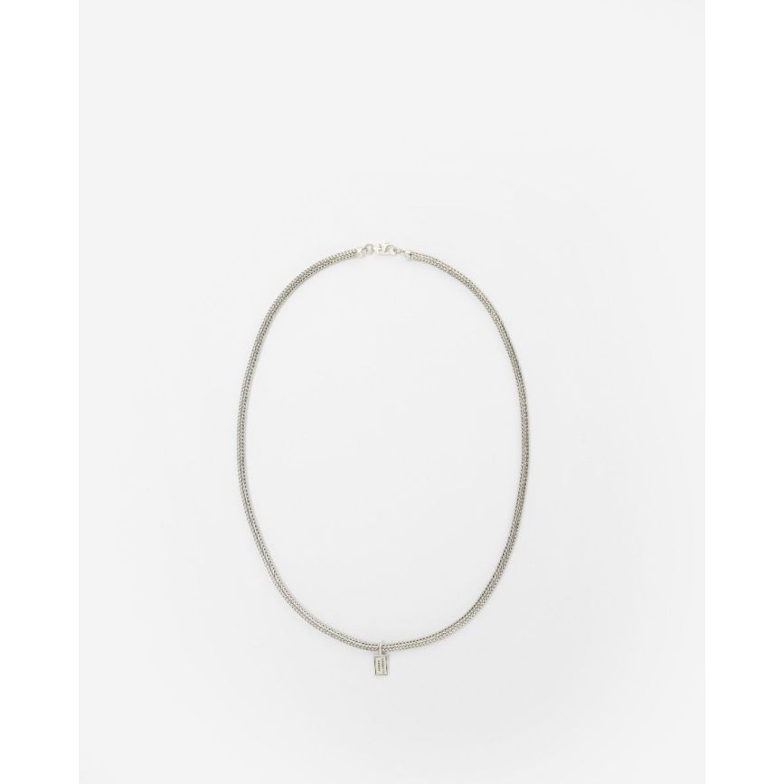 De Ellen Mini Ketting is 45 cm lang en geïnspireerd op onze geliefde Ellen schakel. De iconische Ellen vlechttechniek straalt kracht en elegantie uit. Met passie en precisie vervaardigen onze bekwame zilversmeden deze stijlvolle ketting van duurzaam gerecycled zilver, in Zuidoost-Azië. Verken ook de armbanden, oorbellen en ringen uit de Ellen collectie en ontdek met welke sieraden je deze ketting het beste kunt combineren. Het veelzijdige en verfijnde ontwerp maakt het tot de perfecte accessoire voor iedereen en elke gelegenheid. Ethiek en esthetiek komen samen in dit product, handgemaakt met duurzame materialen om een leven lang mee te gaan.