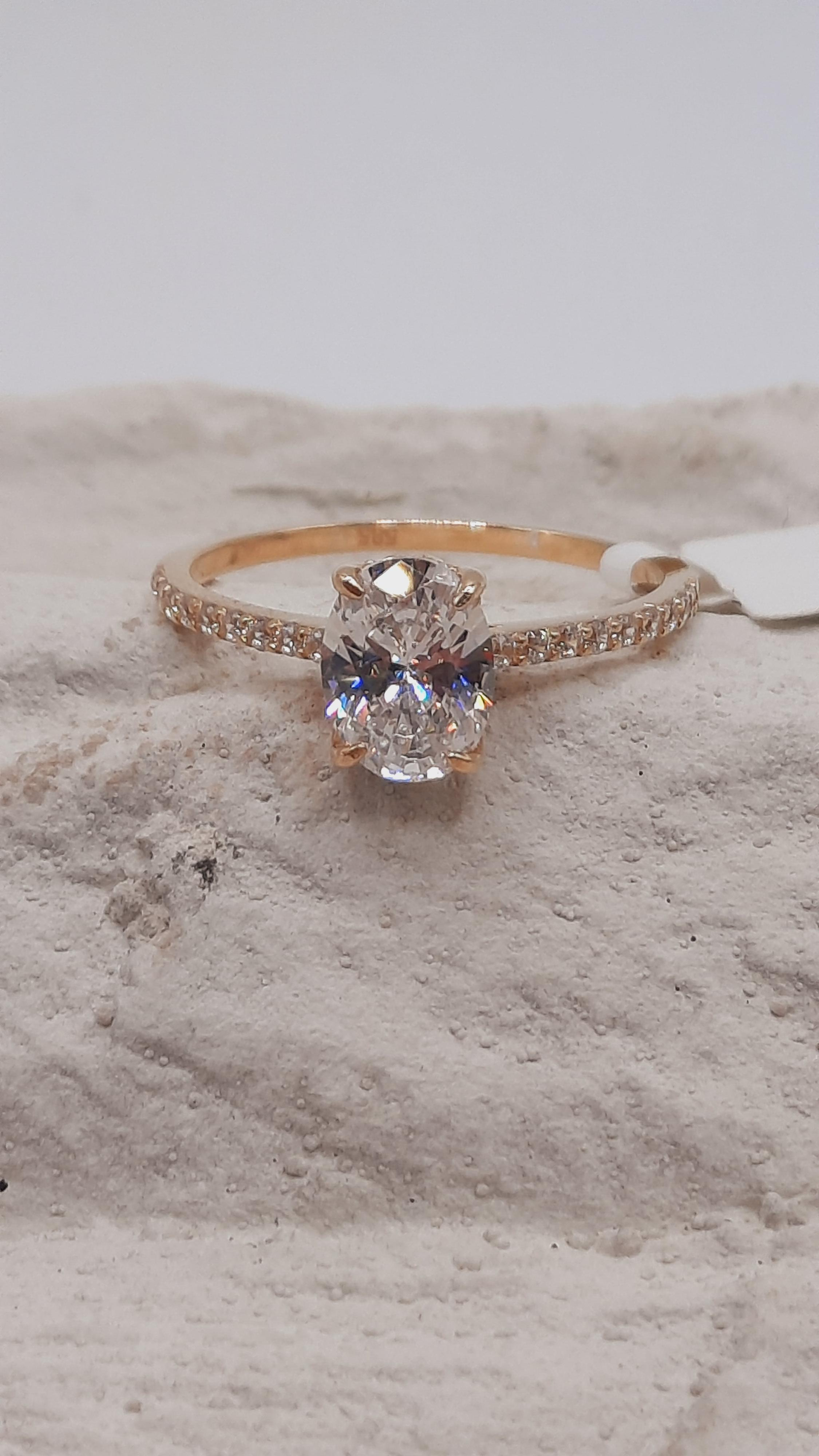 Product 0002449 is een schitterende verlovingsring. Vervaardigd uit 14 karaat goud, straalt het een goudkleurige elegantie uit. Met maat 56 is het de ideale keuze voor een huwelijksaanzoek. Draag deze ring als symbool van liefde en toewijding. Het tijdloze ontwerp past perfect bij elke stijl, waardoor het een prachtige aanvulling is op elke sieradencollectie.