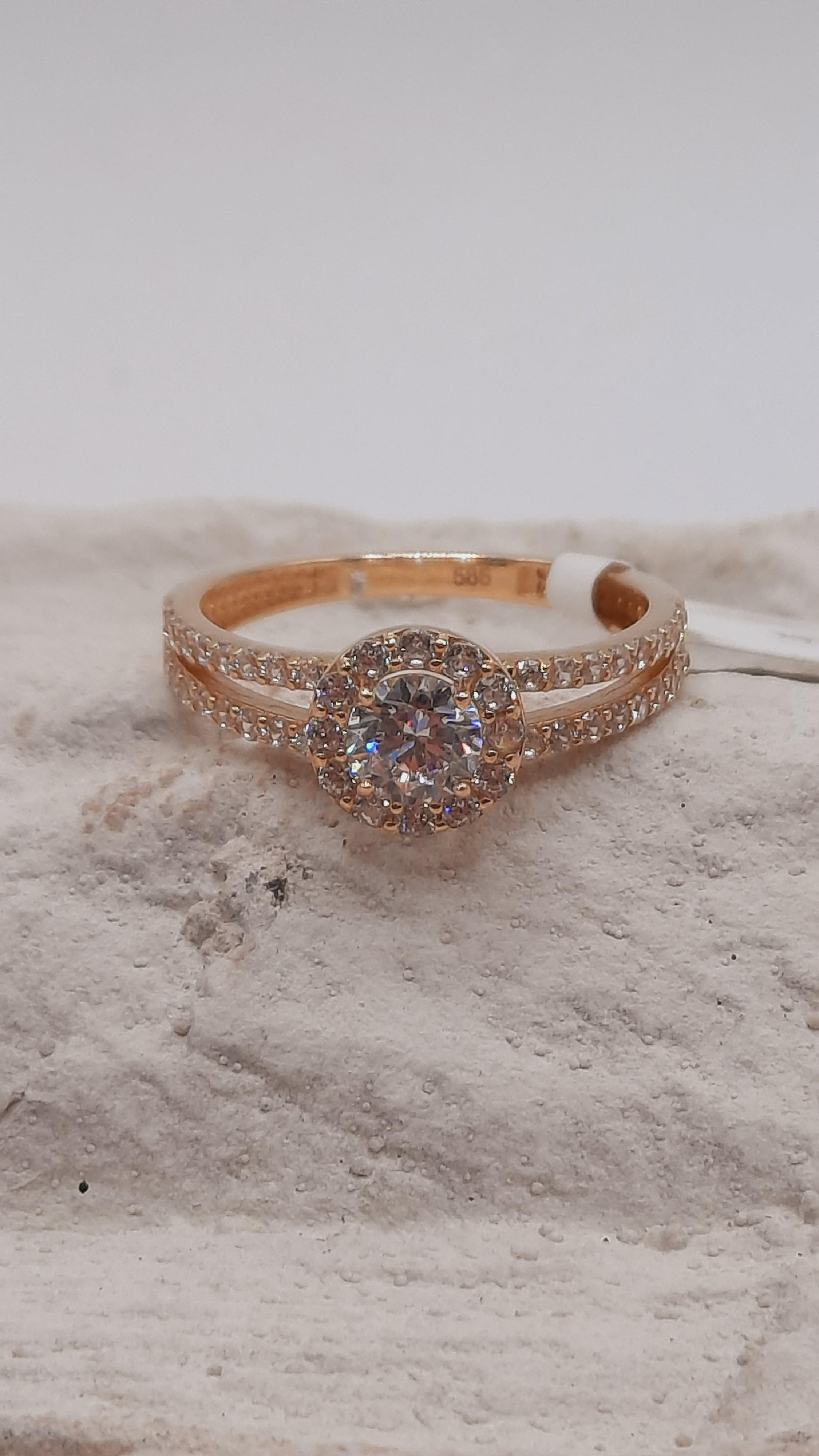 Verlovingsring modelnummer 0002457 is een prachtige gouden ring, gemaakt van 14-karaats goud. De ring is goudkleurig en ideaal voor een verloving. Met maat 56 biedt het een verfijnde en elegante uitstraling. Draag deze ring als een symbool van liefde en toewijding tijdens jullie belangrijke momenten. Perfect voor dagelijkse elegantie of speciale gelegenheden.