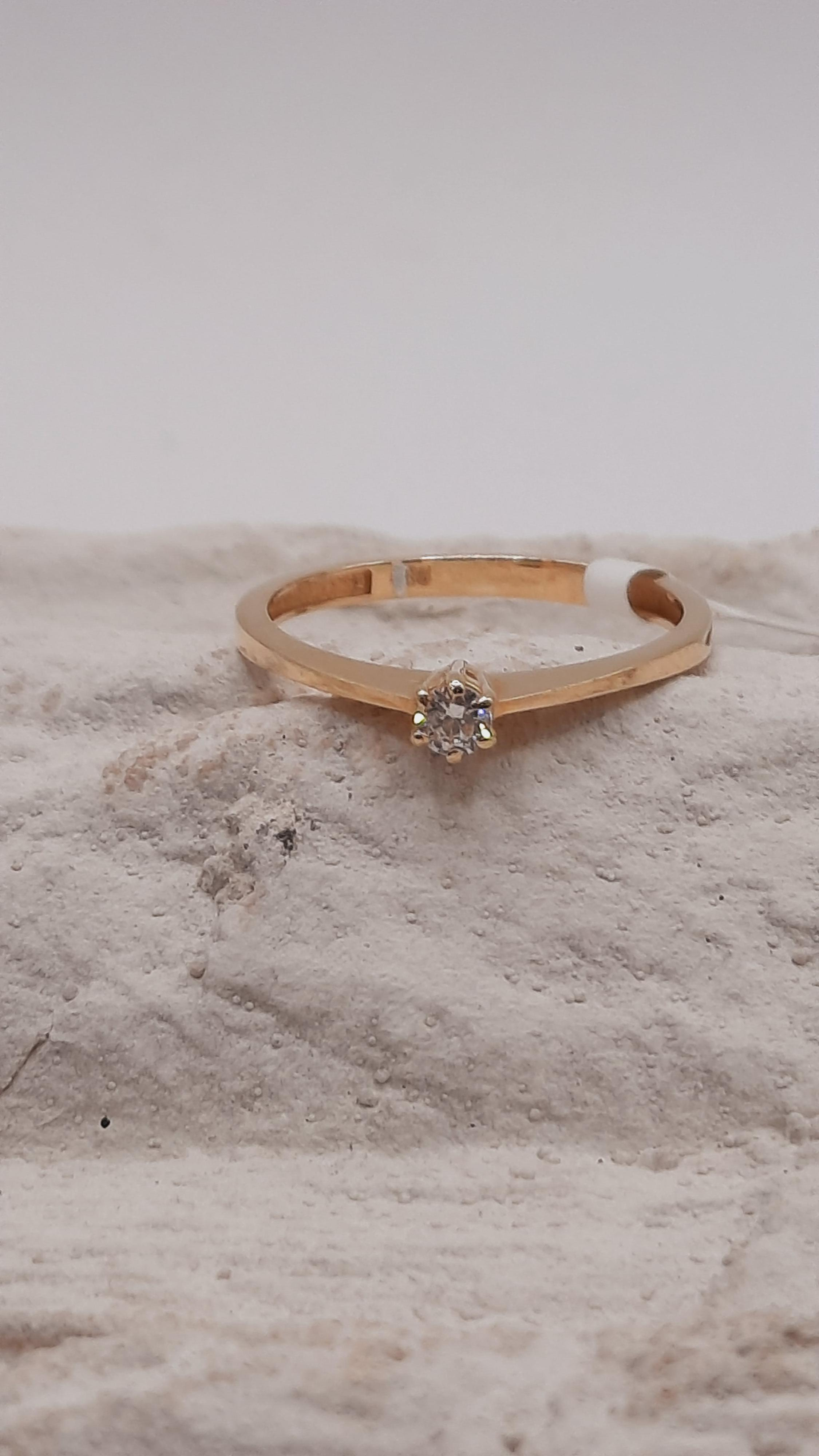 De verlovingsring model 0002452 is een prachtige gouden ring, vervaardigd uit 14-karaats goud. Deze ring is perfect voor de speciale gelegenheid van een verloving en valt binnen de categorie sieraden. Met een ringmaat van 55 en zijn goudkleurige uitstraling is het een elegante keuze. Draag deze ring als symbool van liefde en toewijding.