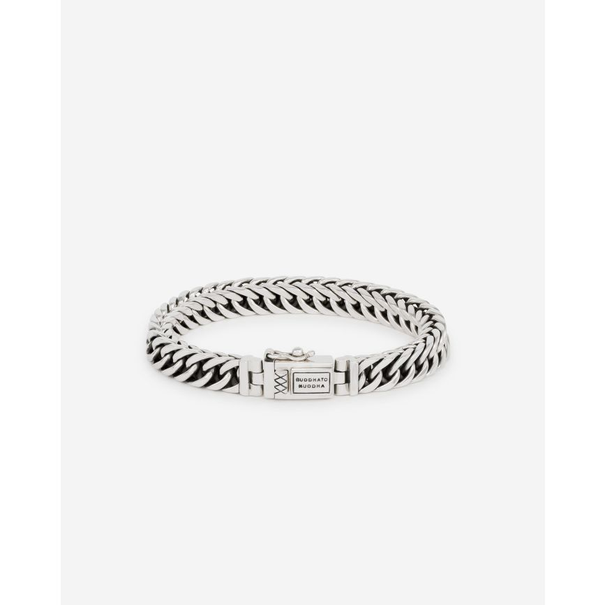 De Esther XS armband is een van de bekendste armbanden van onze iconische sieraden collectiel. De stoere gevlochten schakel maakt deze sterling zilveren armband tot een echte must have! De schakels zijn geoxideerd waardoor de binnenkant van de schakel donker is. Ontworpen in Amsterdam en met precisie handgemaakt uit gerecycled zilver in Zuid-Oost Azië. De Esther XS is niet zomaar een sieraad; het is een stukje kunst dat je draagt als symbool van jouw unieke pad.