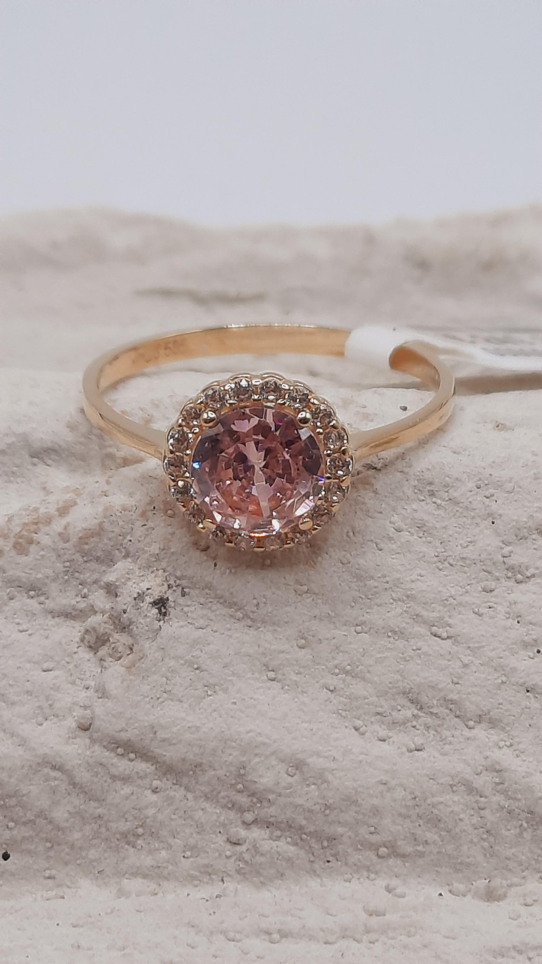 Deze prachtige gouden ring, modelnummer BREA-RDL-0002989, is gemaakt van 14-karaat goud en heeft een maat van 52. De ring heeft een goudkleurige uitstraling en is perfect voor elke gelegenheid. Draag deze elegante ring solo voor een verfijnde look, of combineer met andere sieraden voor een opvallende stijl. Perfect voor dagelijks gebruik of speciale gelegenheden.