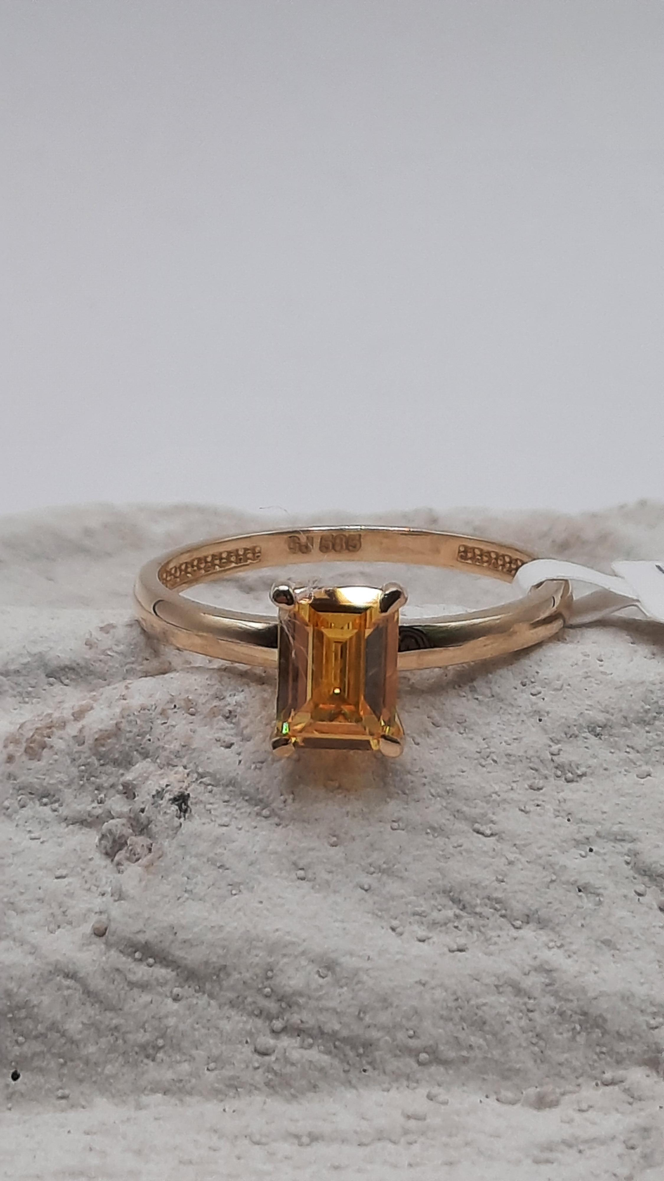 De gouden ring BREA-0001094 is een schitterend sieraad in 14-karaats goud, versierd met stenen. Het heeft een glanzende afwerking en een ringmaat van 54. De ring past perfect bij elegante en formele gelegenheden. Combineer met andere gouden sieraden voor een stijlvolle look. Draag het aan je ringvinger voor een klassiek effect.
