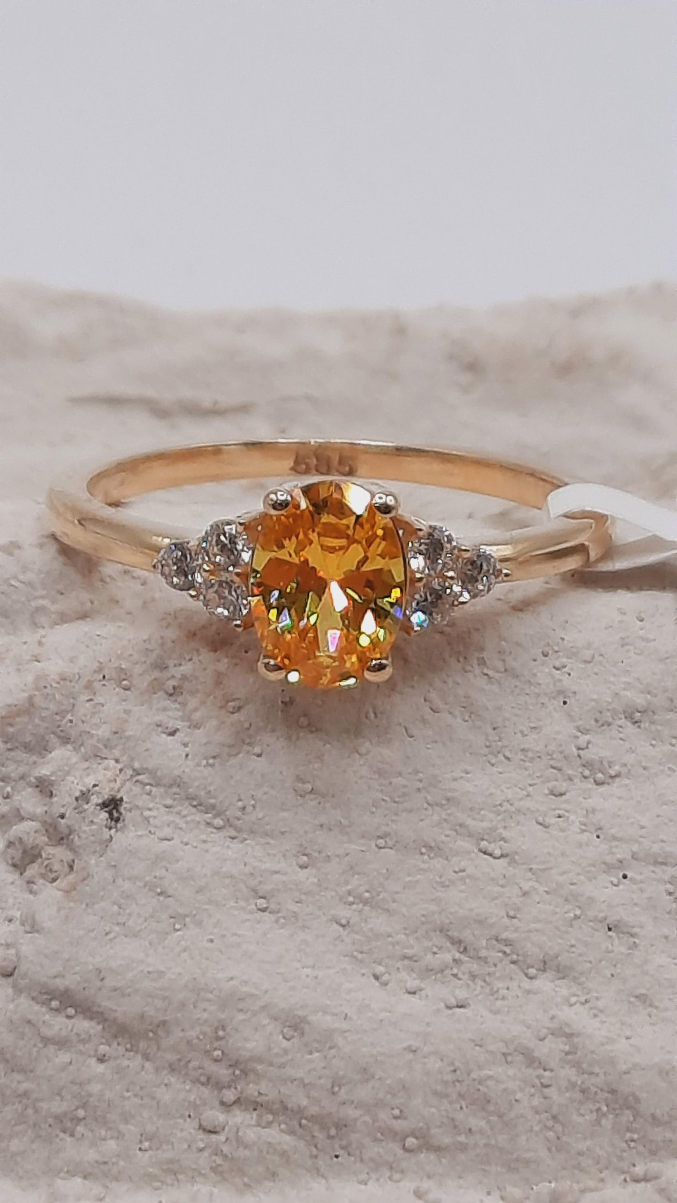 De gouden ring 14kt met modelnummer BREA-0001172 is een elegante gouden ring, maat 54, vervaardigd uit 14-karaats goud. Deze goudgekleurde sieraden zijn perfect voor dagelijks gebruik of speciale gelegenheden. Combineer het met andere gouden sieraden voor een verfijnde look of draag het solo voor een subtiele elegantie. Ideaal cadeau voor een geliefde!