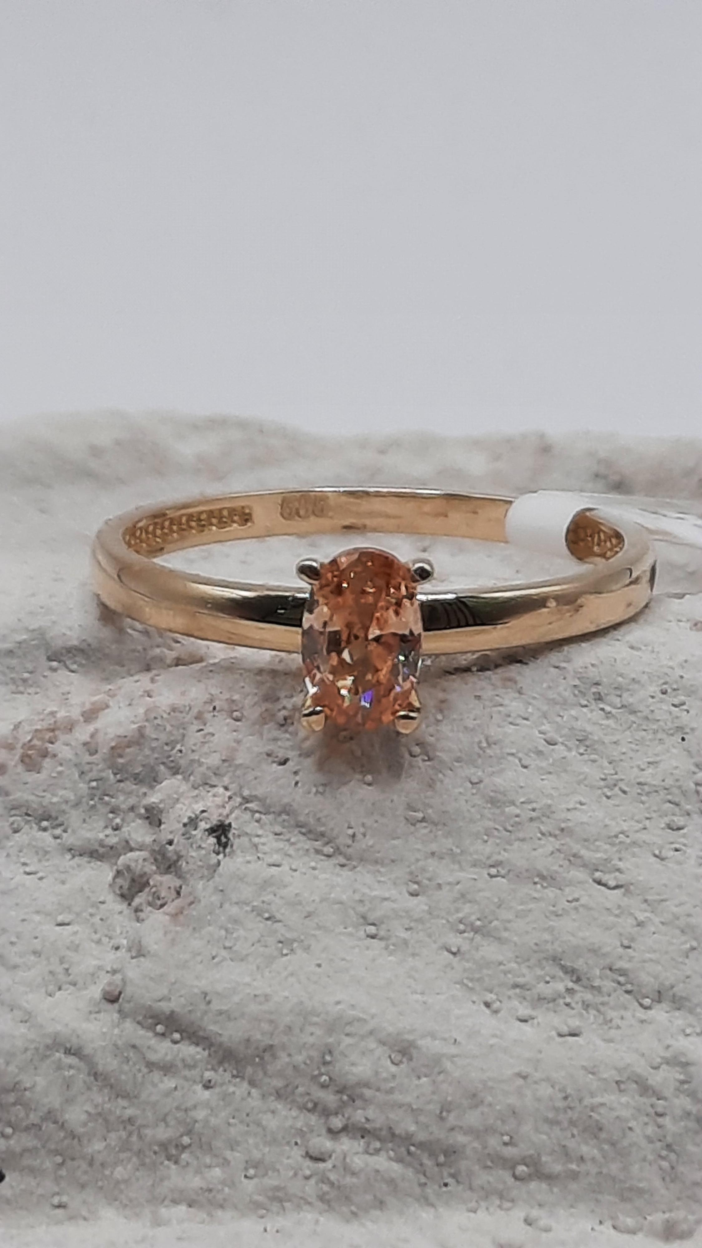 De gouden ring met modelnummer BREA-0001141 is een prachtige 14-karaats gouden sieraad, bezet met stenen. Het heeft een ringmaat van 54 en een goudkleurige afwerking. Perfect om dagelijks te dragen of voor speciale gelegenheden. Combineer dit juweel met andere gouden accessoires voor een elegante en verfijnde look.
