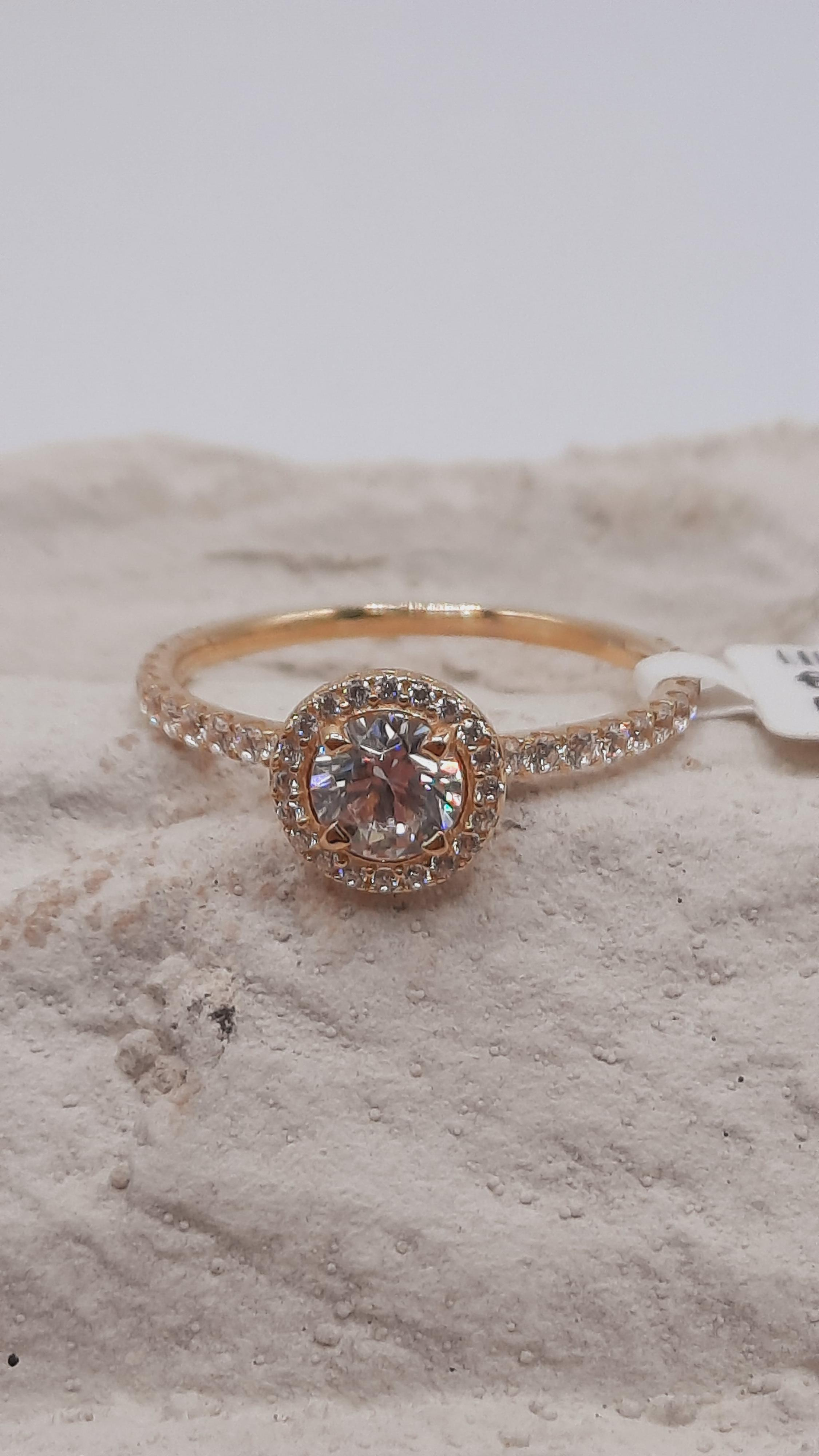 Deze verlovingsring, modelnummer BREA-RDL-0002881, is een prachtige gouden ring van 14-karaats goud, maat 54, perfect voor een verloving. Het goud zorgt voor een tijdloze en elegante uitstraling. Draag deze ring dagelijks of bij speciale gelegenheden als symbool van jullie liefde en verbintenis. Voeg deze schittering toe aan je collectie!