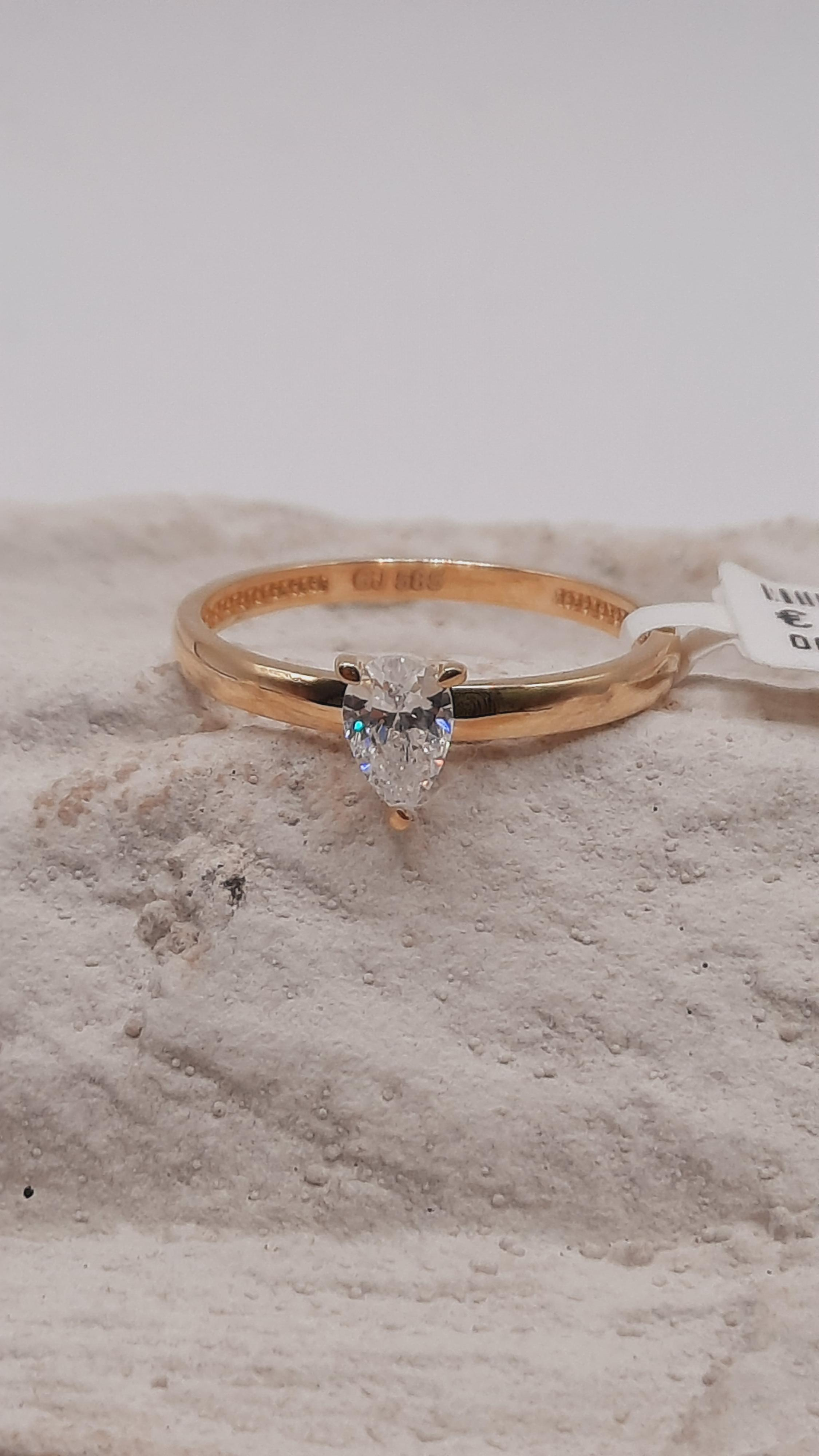 De verlovingsring met modelnummer 000163 is een prachtige goudkleurige ring, gemaakt van 14-karaats goud. Het is perfect voor speciale gelegenheden zoals verlovingen. De ringmaat is 54. Draag deze elegante ring om je ringvinger als een symbool van liefde en toewijding. Een schitterende keuze voor een blijvende indruk.